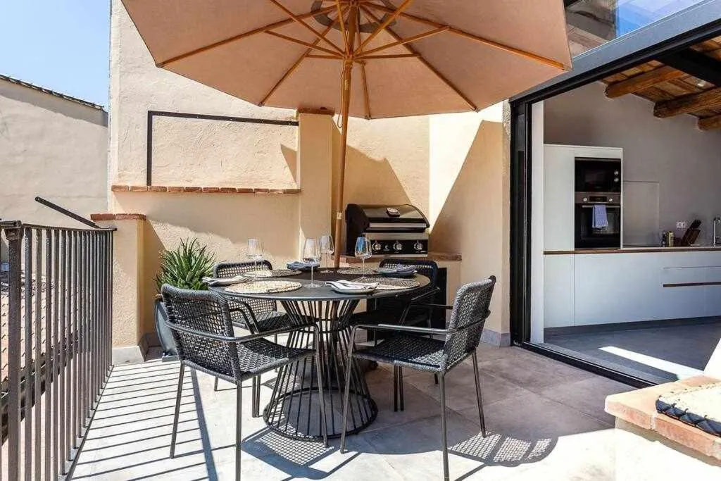 Velo Vern 3- Luxury penthouse w views of city wall