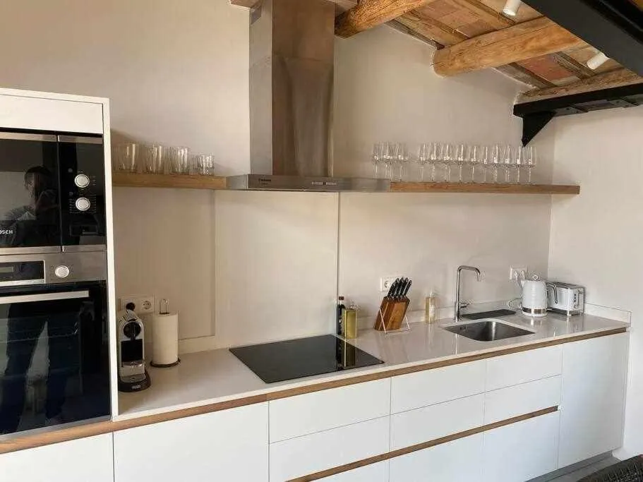 Velo Vern 3- Luxury penthouse w views of city wall