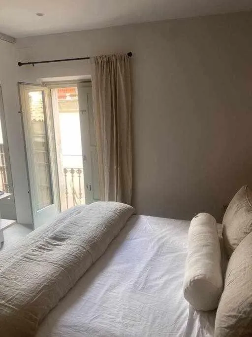 Bed in Velo Vern 3- Luxury penthouse w views of city wall