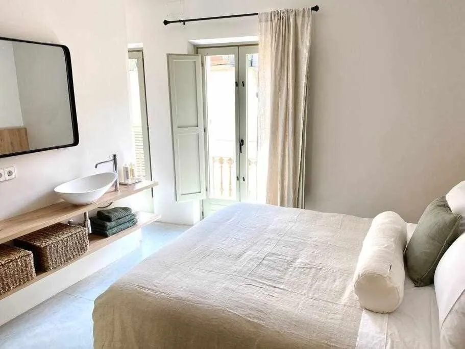 Bed in Velo Vern 3- Luxury penthouse w views of city wall