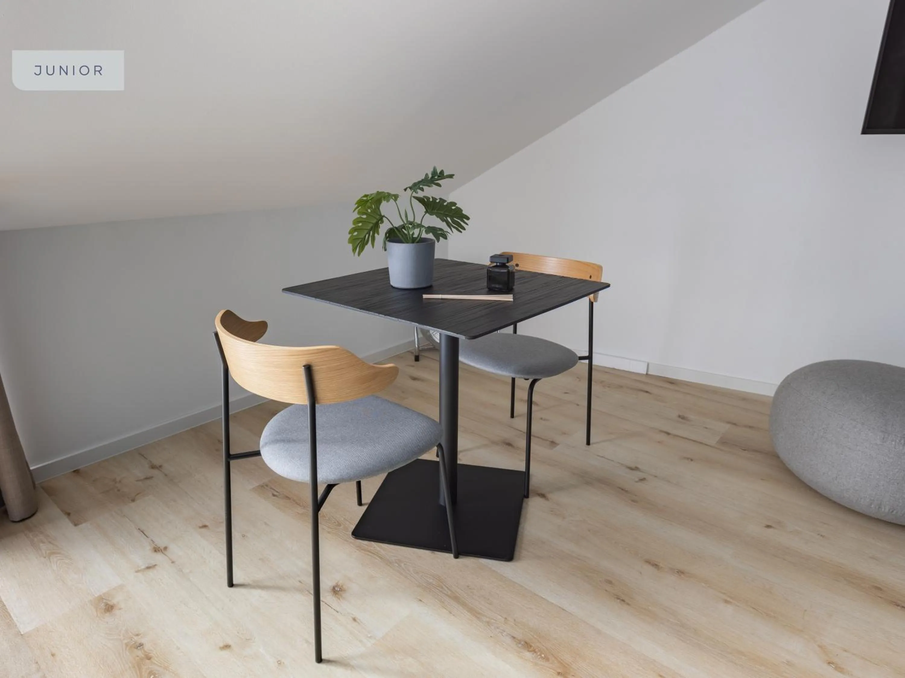 Dining area in Limehome Osnabrück Johannisstraße