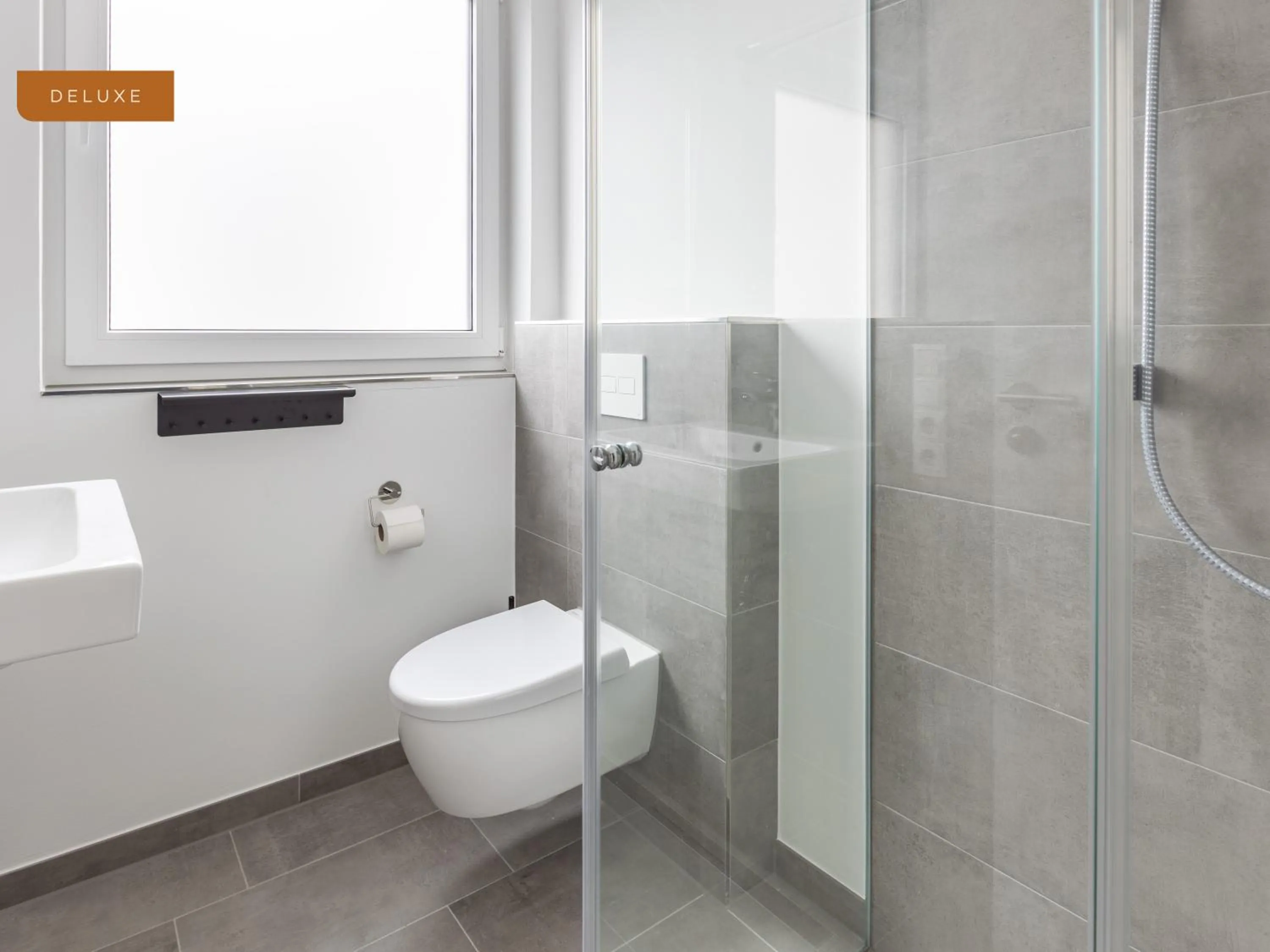 Shower in Limehome Osnabrück Johannisstraße