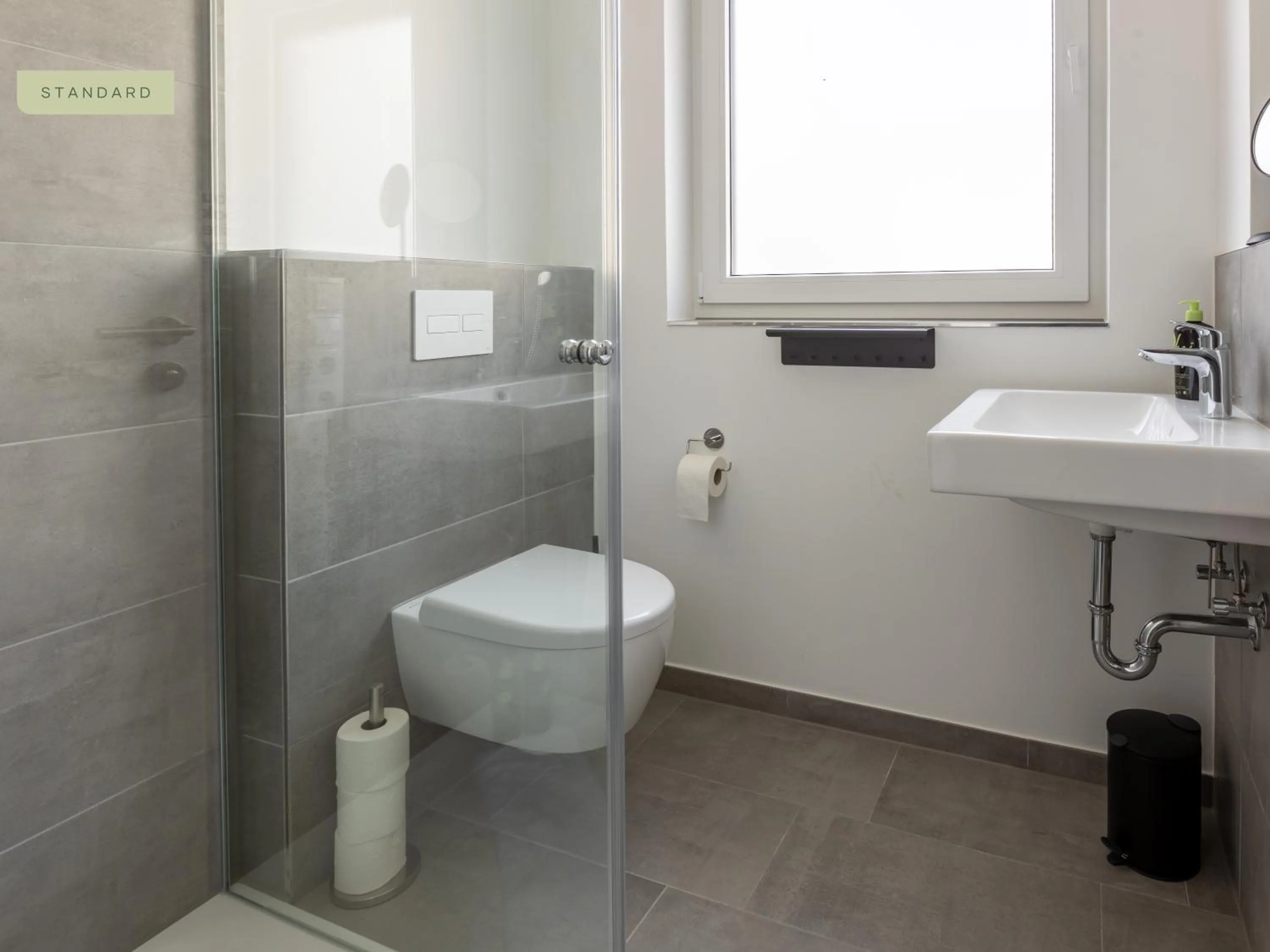 Shower in Limehome Osnabrück Johannisstraße