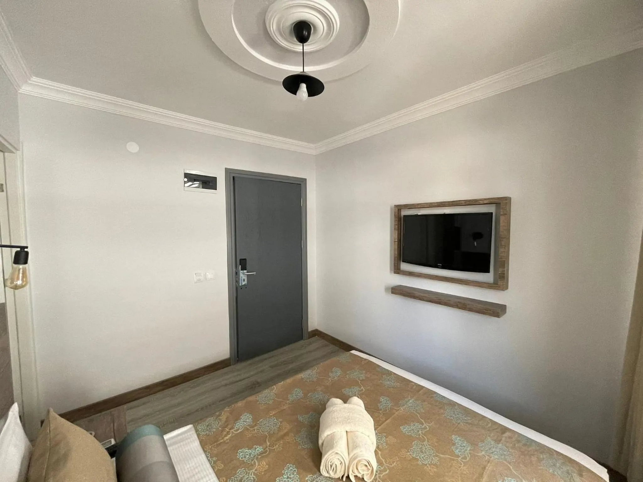 Bedroom, Bed in Seven City Hotel