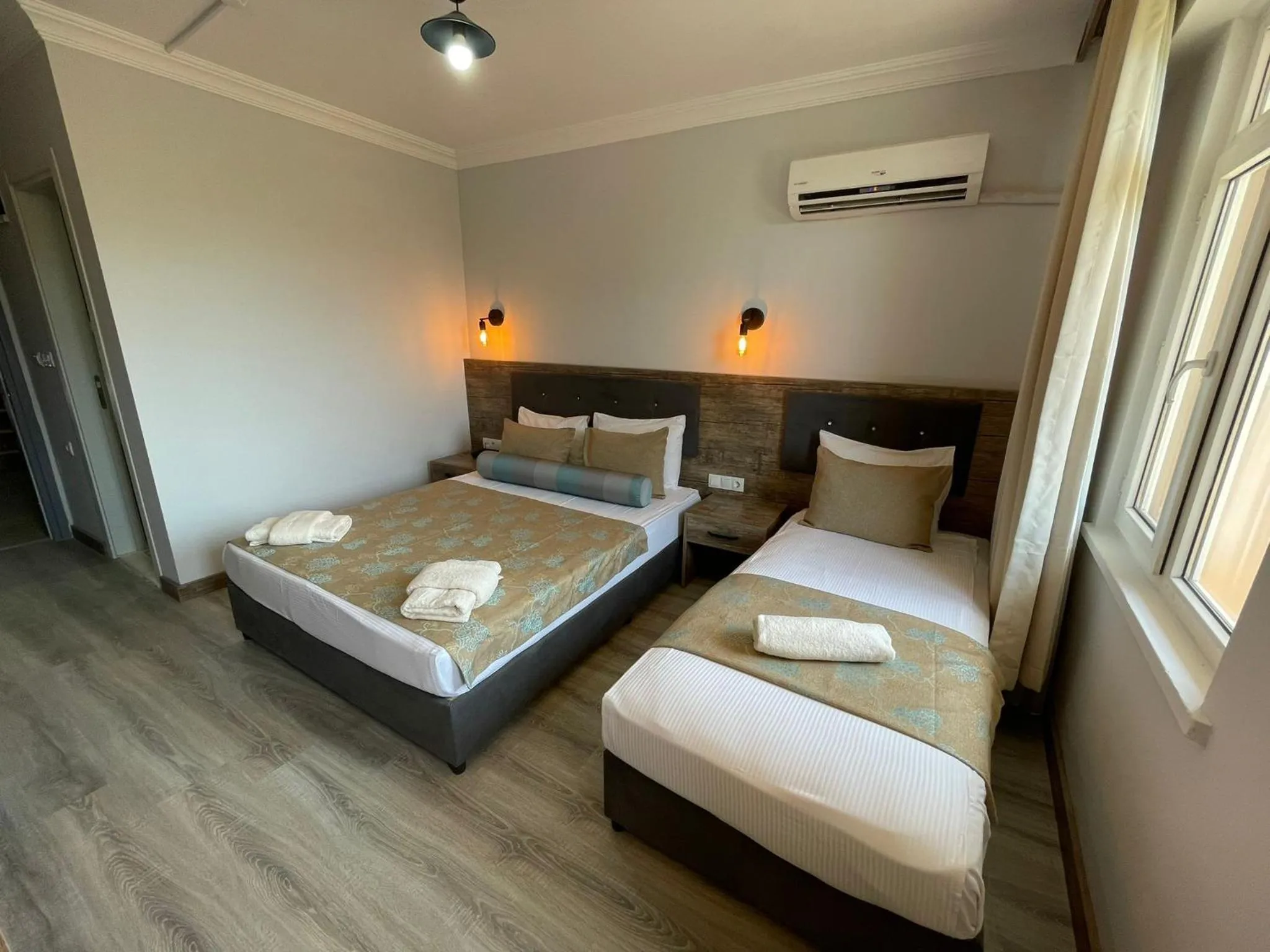 Bedroom, Bed in Seven City Hotel