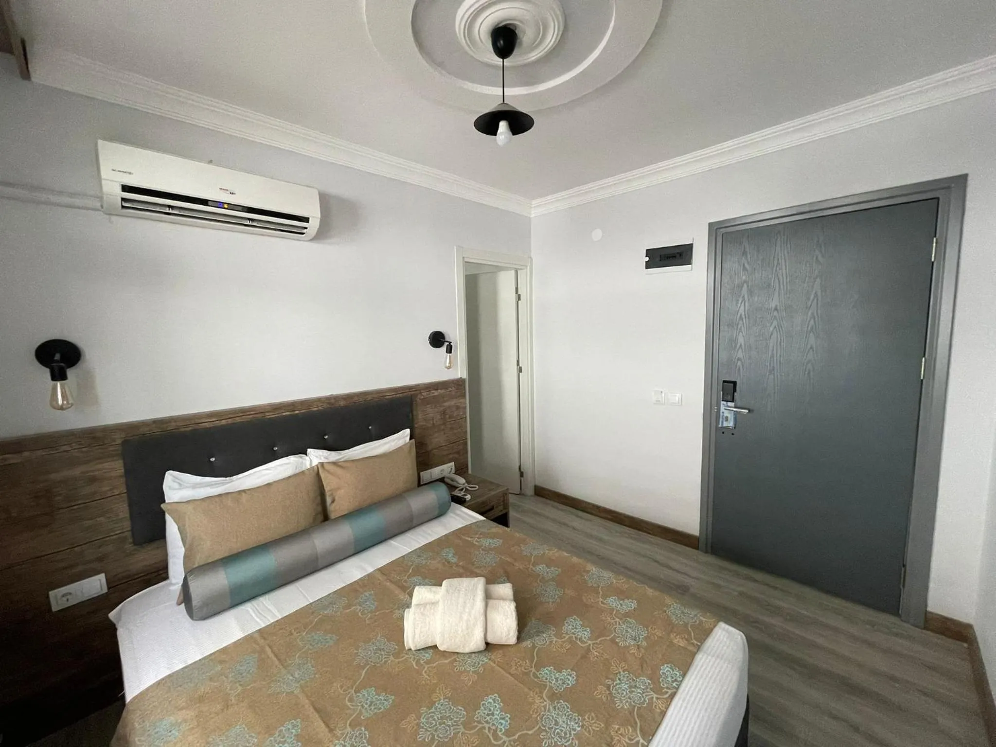 Bedroom, Bed in Seven City Hotel