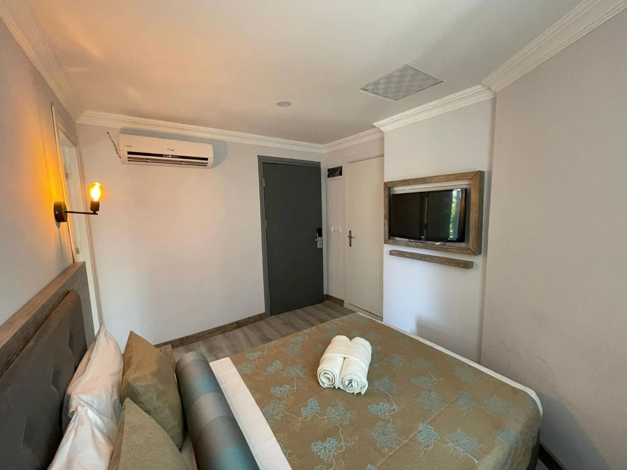 Photo of the whole room, Bed in Seven City Hotel