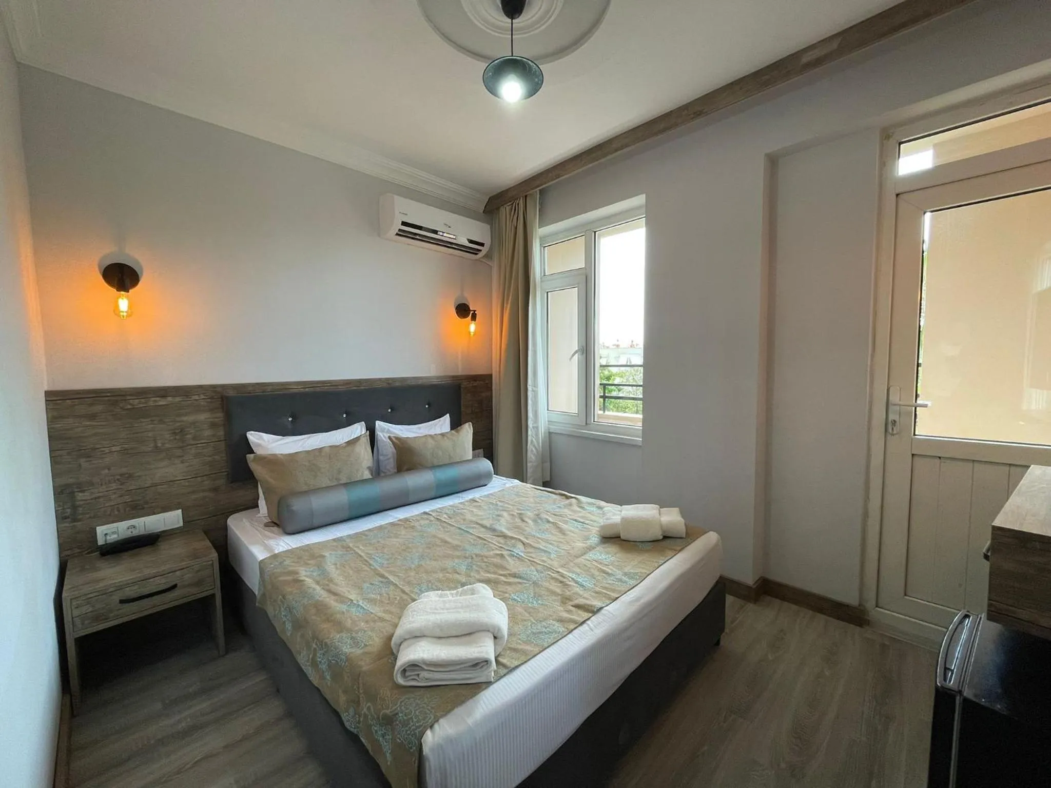 Photo of the whole room, Bed in Seven City Hotel