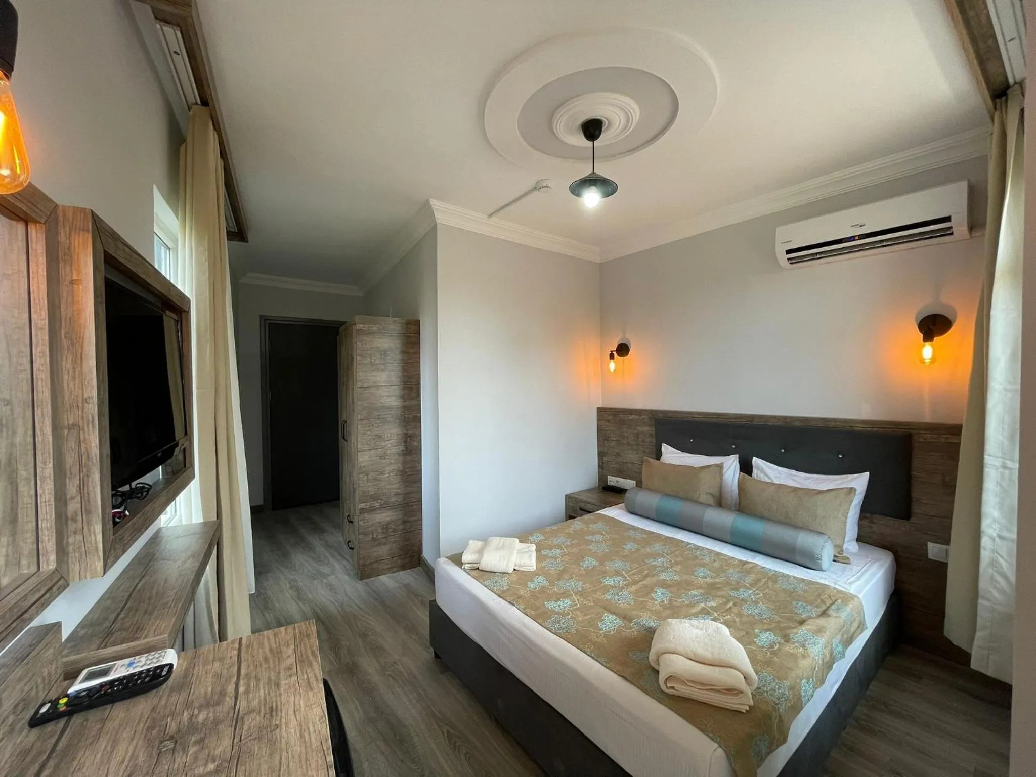 Photo of the whole room, Bed in Seven City Hotel