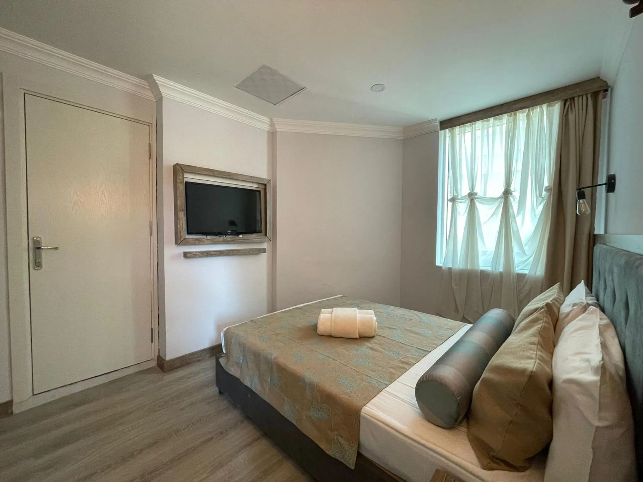 Photo of the whole room, Bed in Seven City Hotel