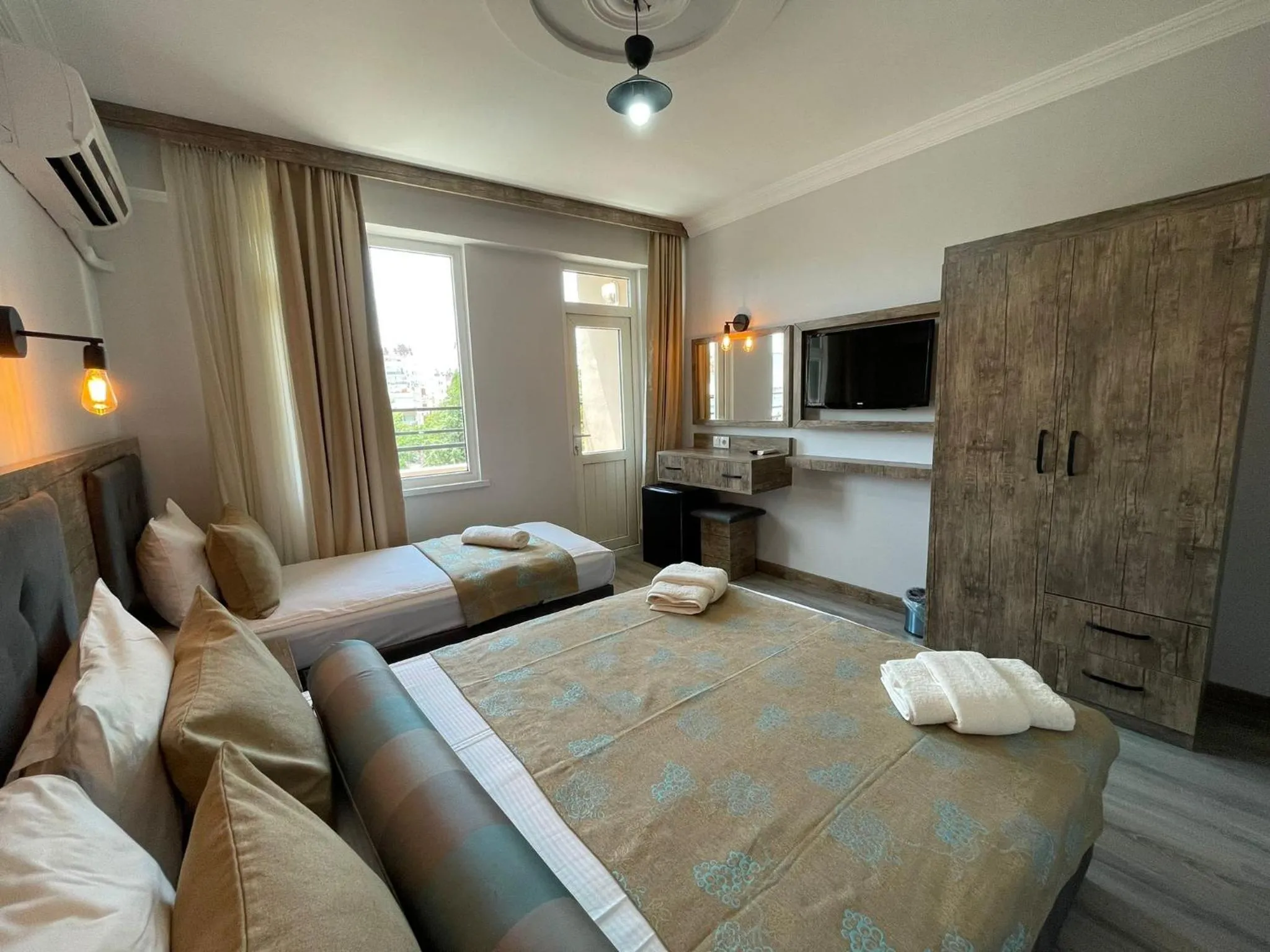 Photo of the whole room, Bed in Seven City Hotel