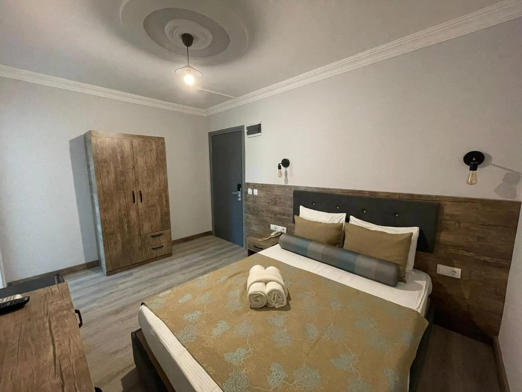 Photo of the whole room, Bed in Seven City Hotel