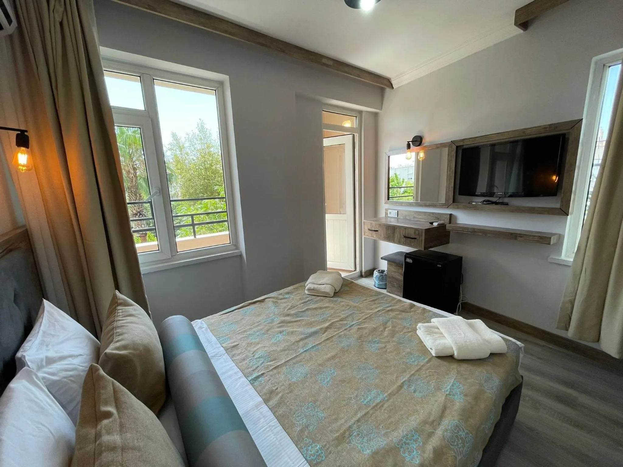 Bedroom, Bed in Seven City Hotel