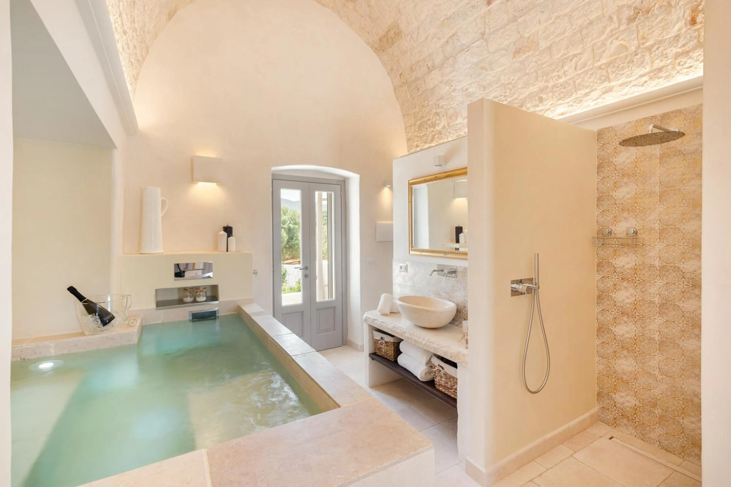 Hot Tub in Masseria Villa Verde