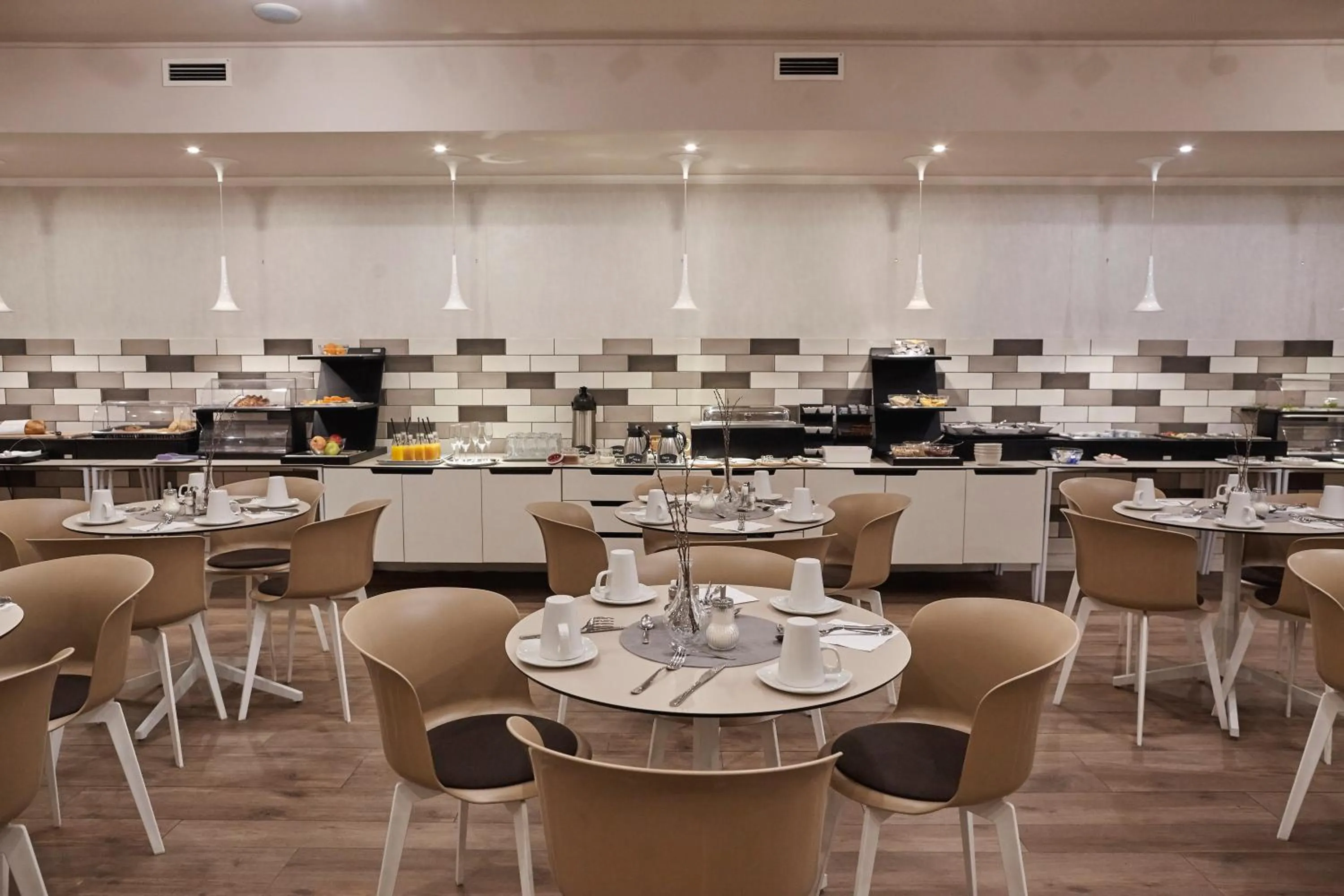 Restaurant/places to eat in Hotel Central Basilica