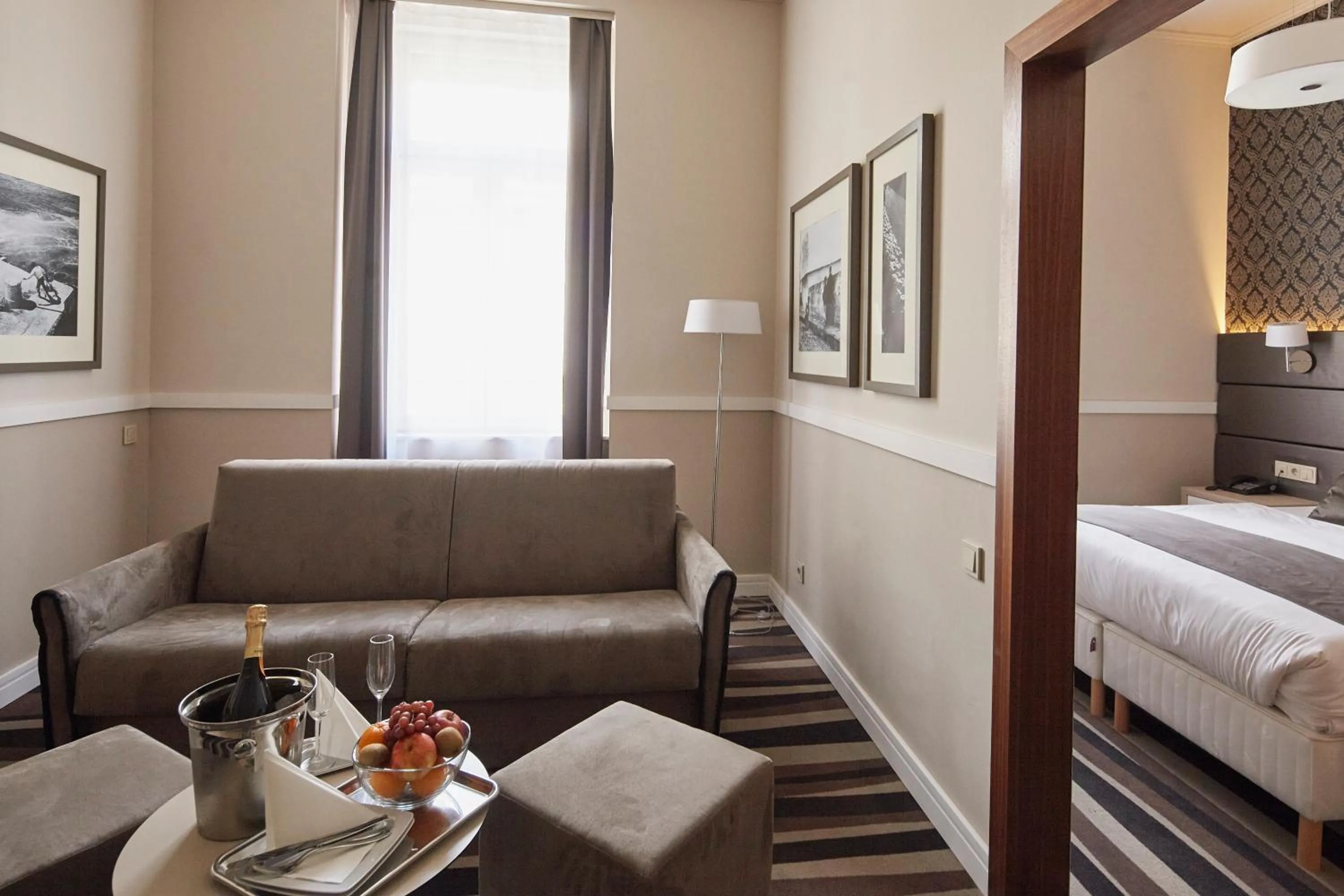 Living room, Bed in Hotel Central Basilica