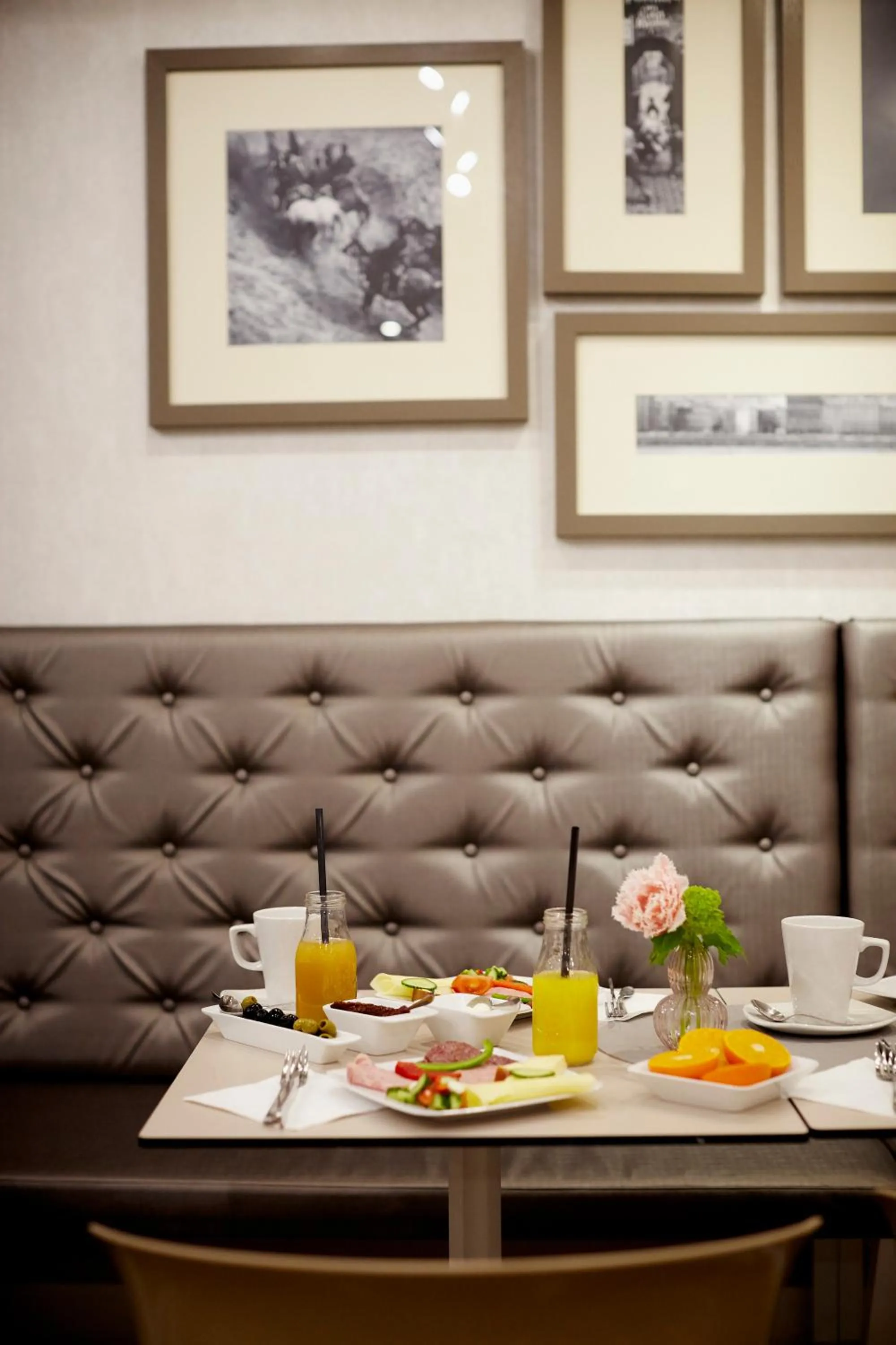 Restaurant/places to eat in Hotel Central Basilica