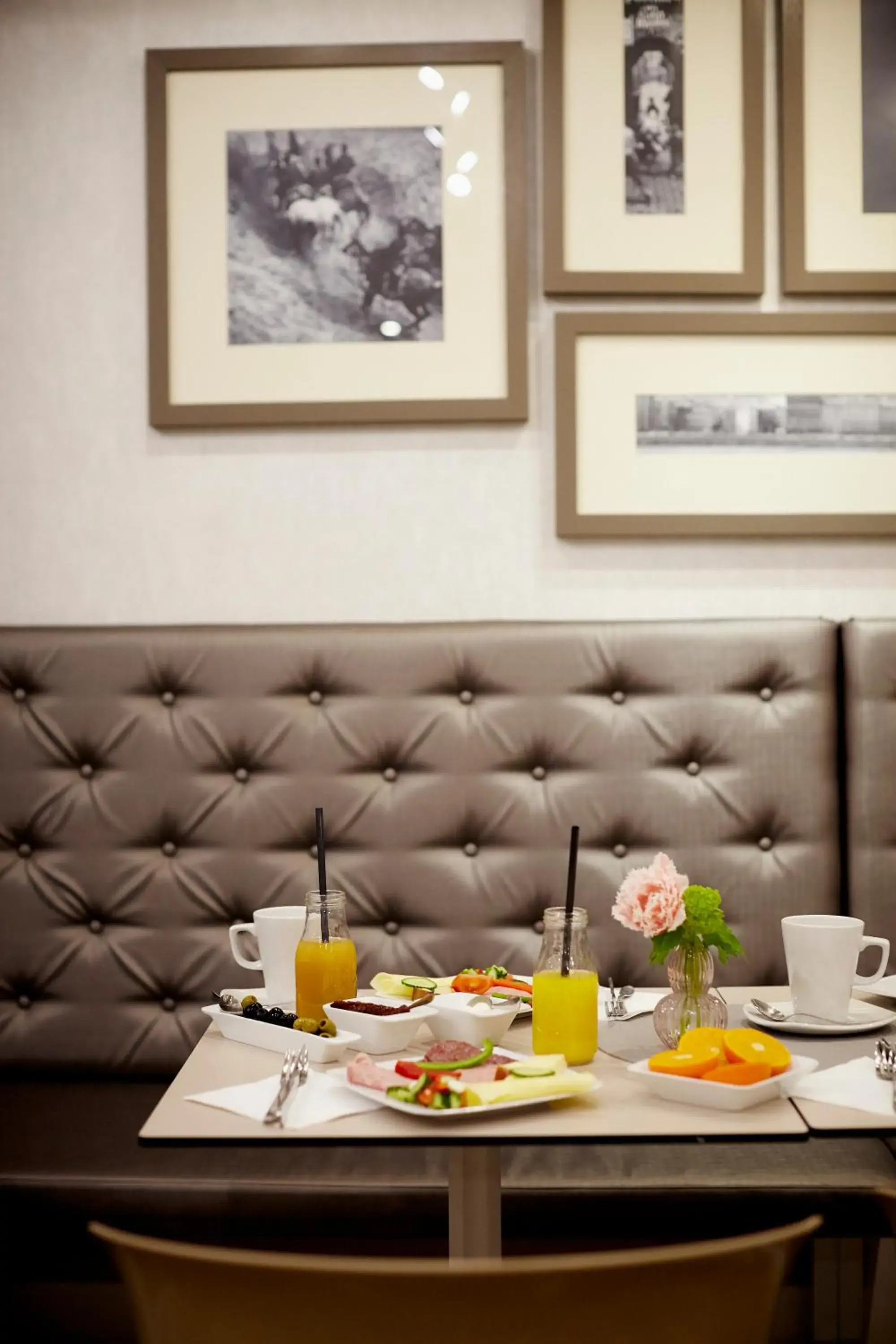 Restaurant/places to eat in Hotel Central Basilica Restaurant/places to eat in Hotel Central Basilica