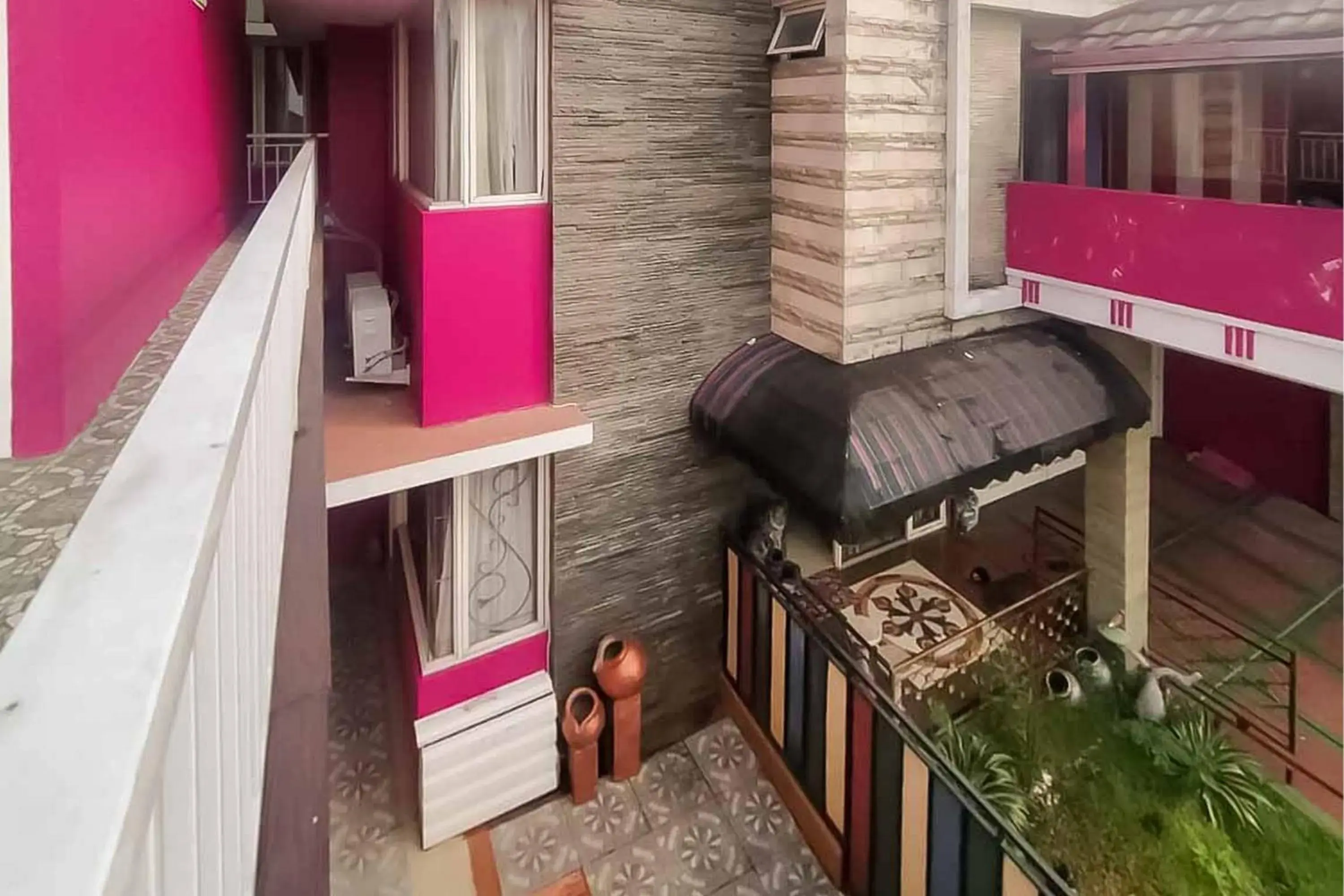 Property building in d'H Mansion La Rosa Syariah Sentul Mitra RedDoorz Property building in d'H Mansion La Rosa Syariah Sentul Mitra RedDoorz