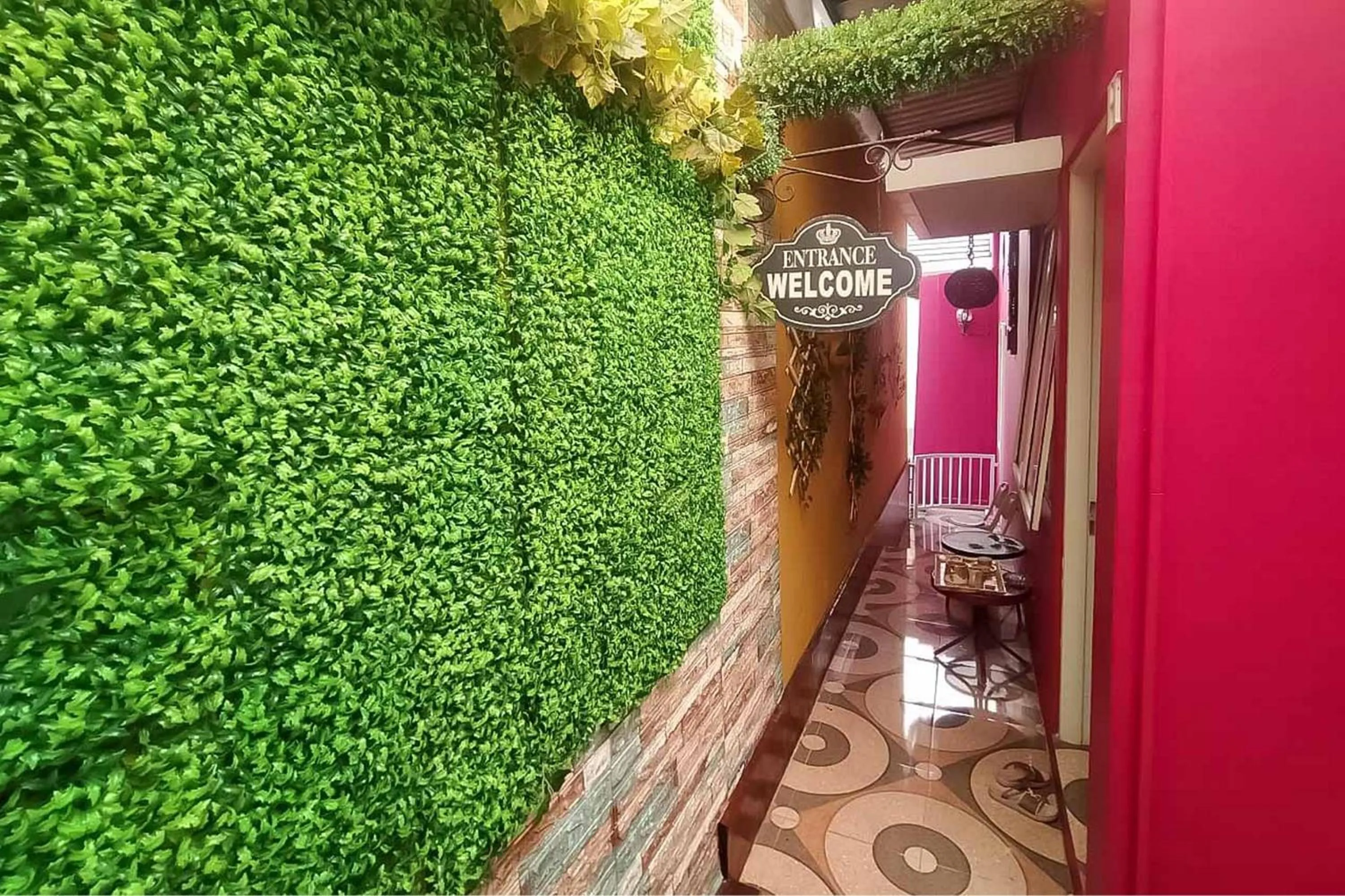 Facade/entrance in d'H Mansion La Rosa Syariah Sentul Mitra RedDoorz