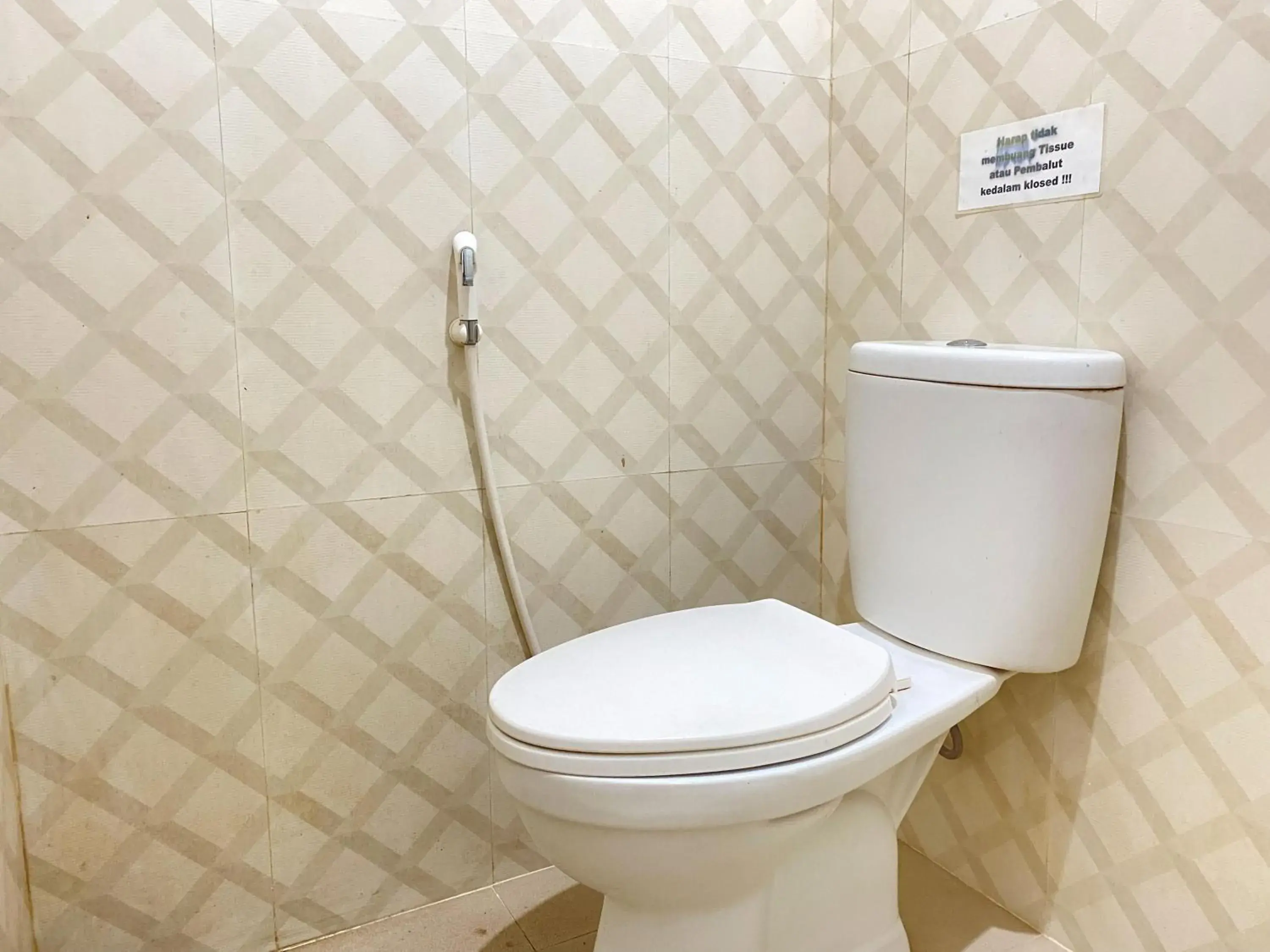 Bathroom in RedDoorz At Homestay Madu Makassar Bathroom in RedDoorz At Homestay Madu Makassar