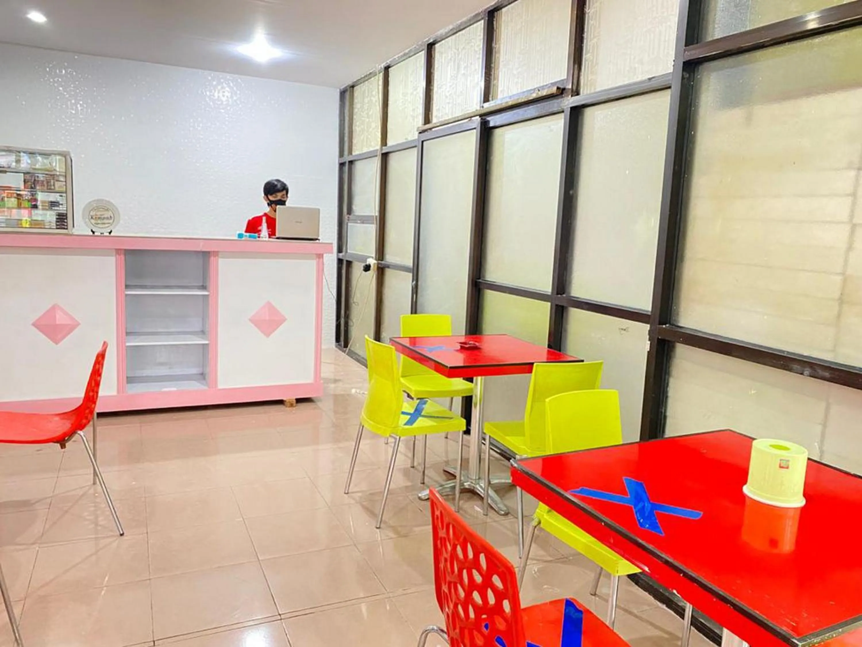 Lobby or reception in RedDoorz At Homestay Madu Makassar