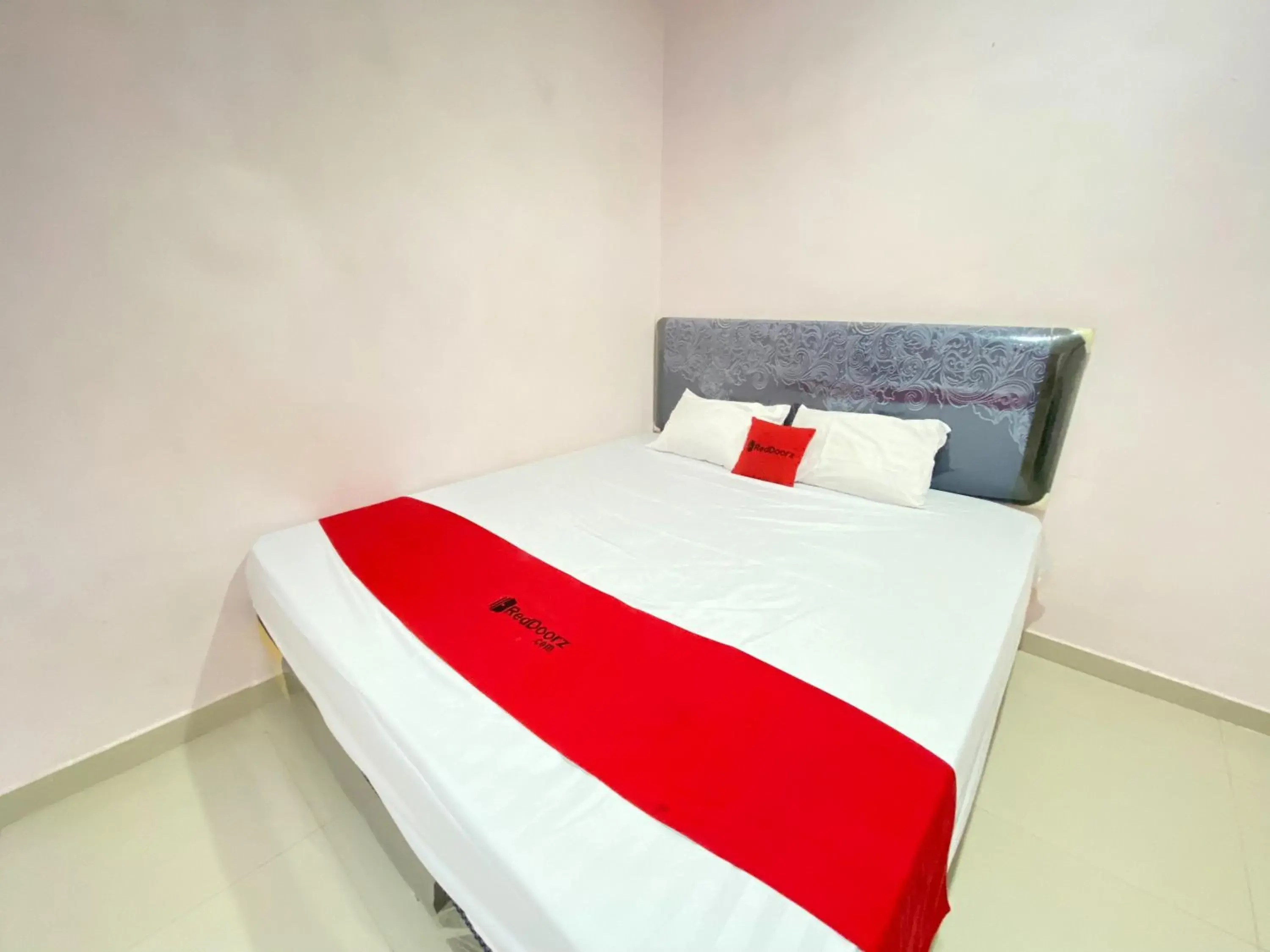 Bed in RedDoorz At Homestay Madu Makassar Bed in RedDoorz At Homestay Madu Makassar