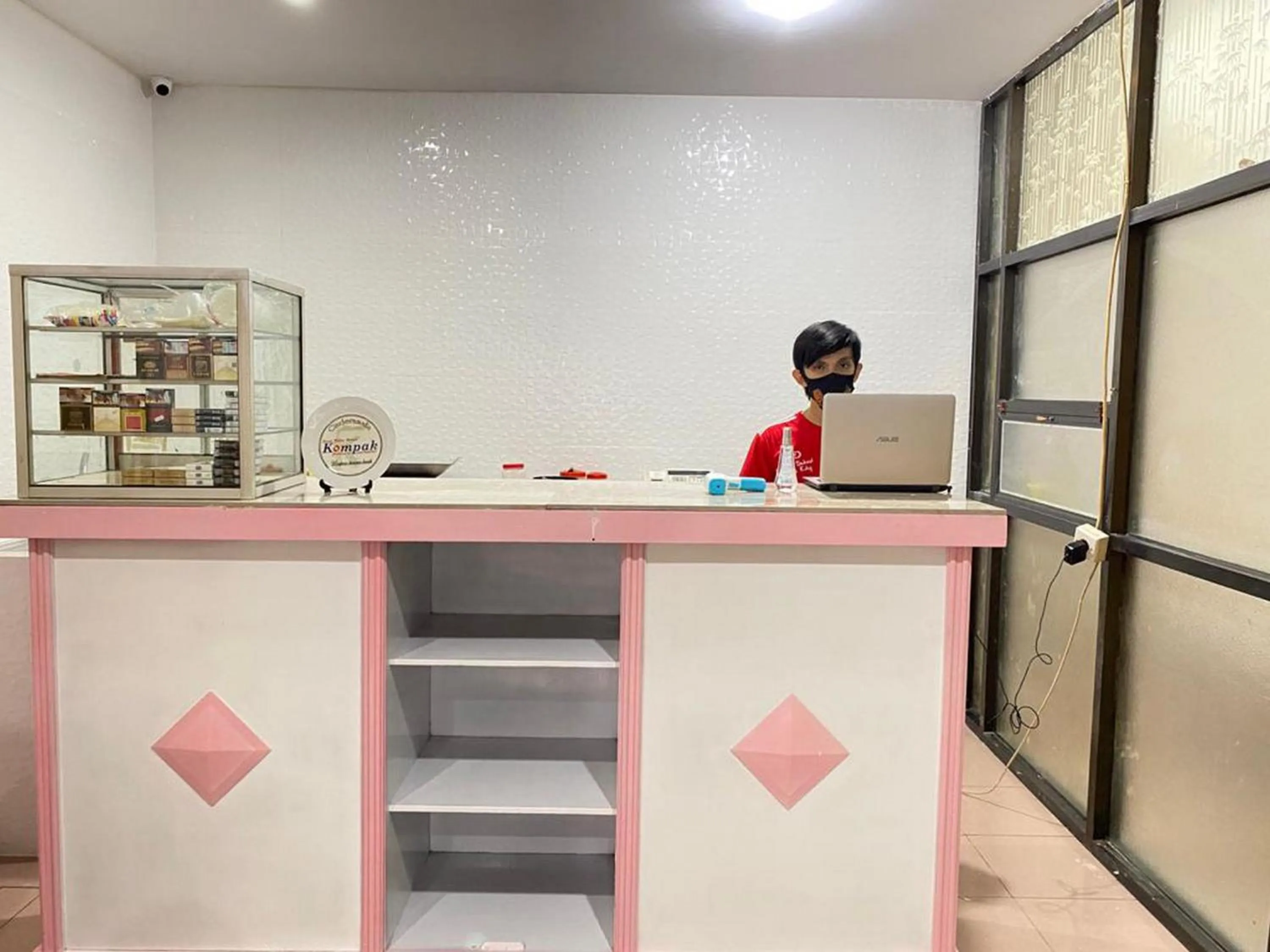 Lobby or reception in RedDoorz At Homestay Madu Makassar