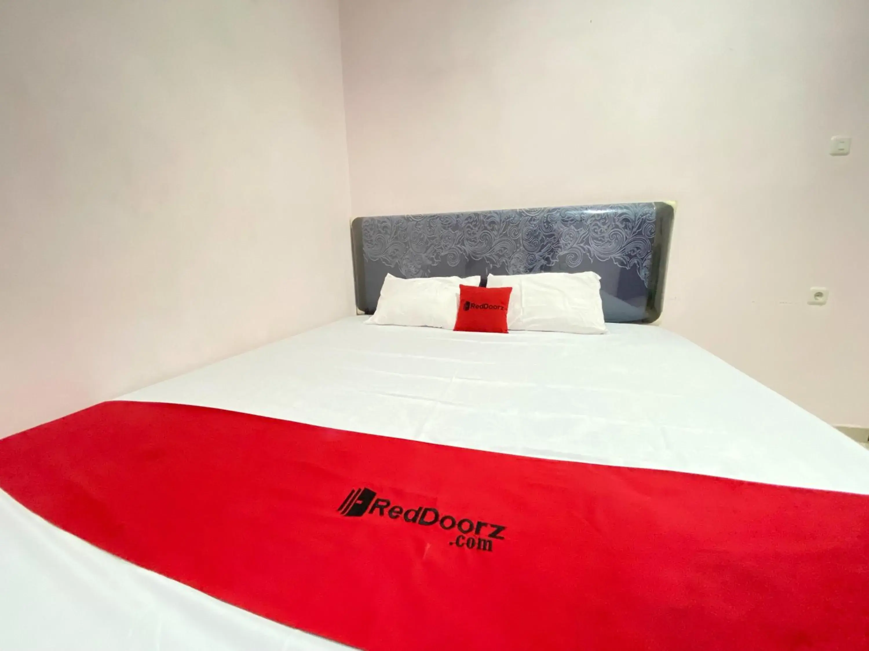 Bed in RedDoorz At Homestay Madu Makassar Bed in RedDoorz At Homestay Madu Makassar