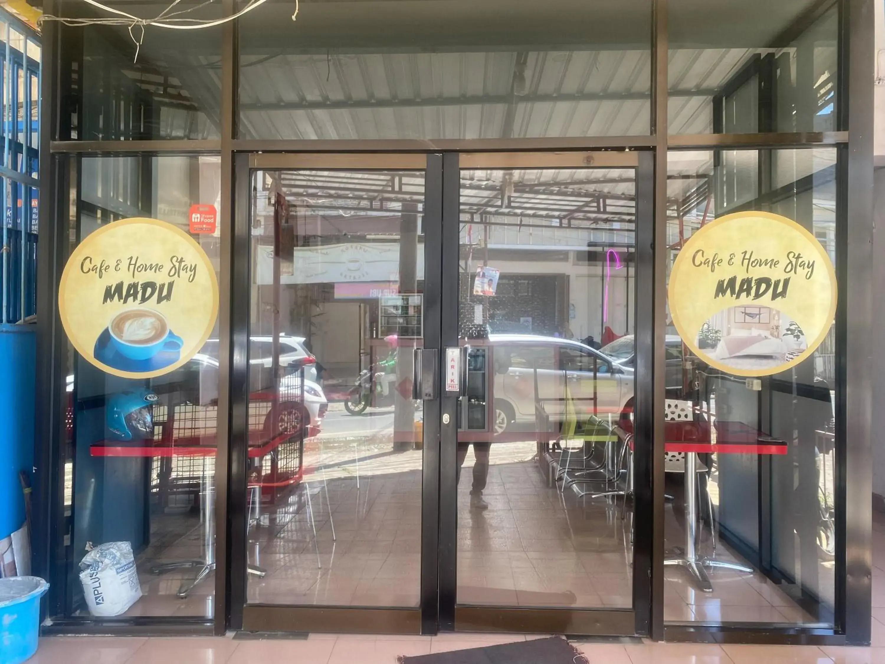 Facade/entrance in RedDoorz At Homestay Madu Makassar Facade/entrance in RedDoorz At Homestay Madu Makassar