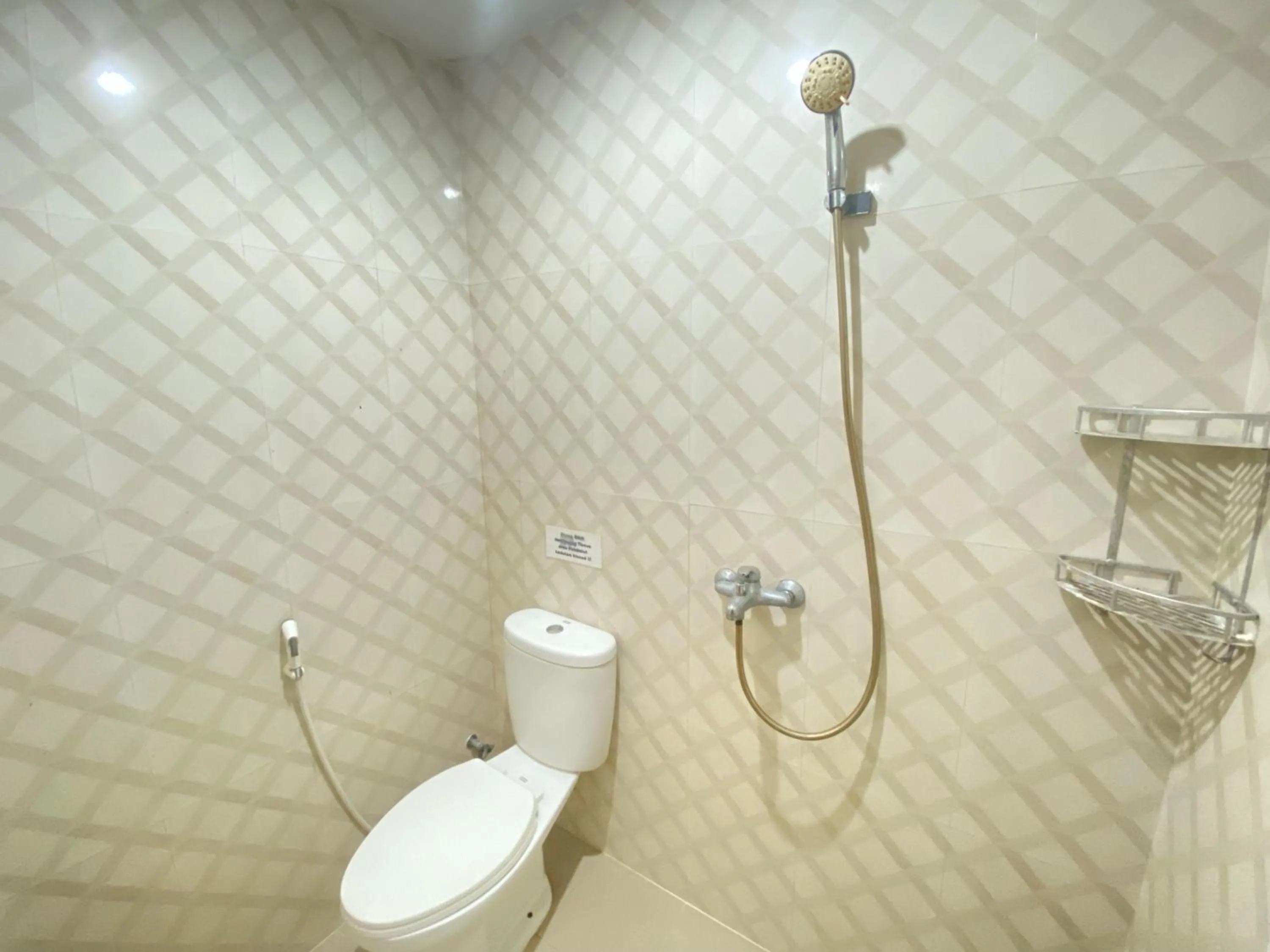 Bathroom in RedDoorz At Homestay Madu Makassar