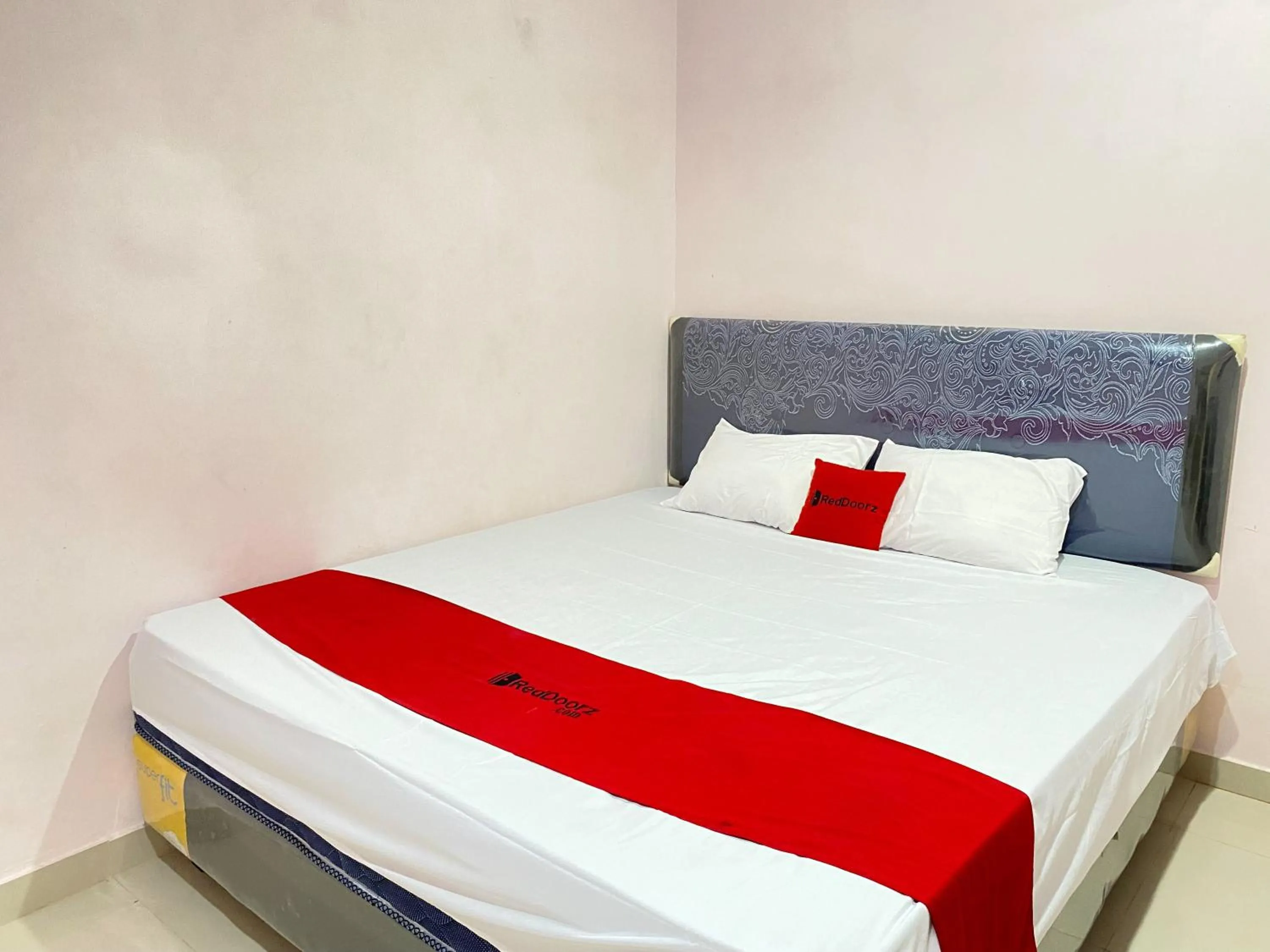Bed in RedDoorz At Homestay Madu Makassar