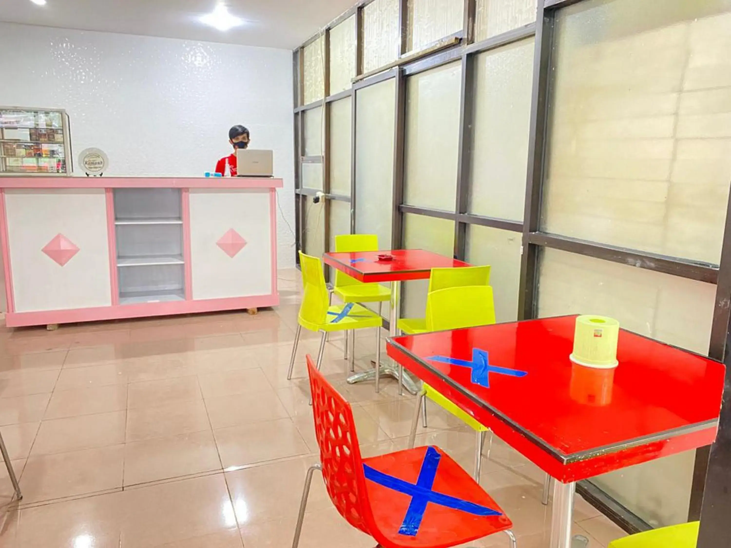 Lobby or reception in RedDoorz At Homestay Madu Makassar Lobby or reception in RedDoorz At Homestay Madu Makassar