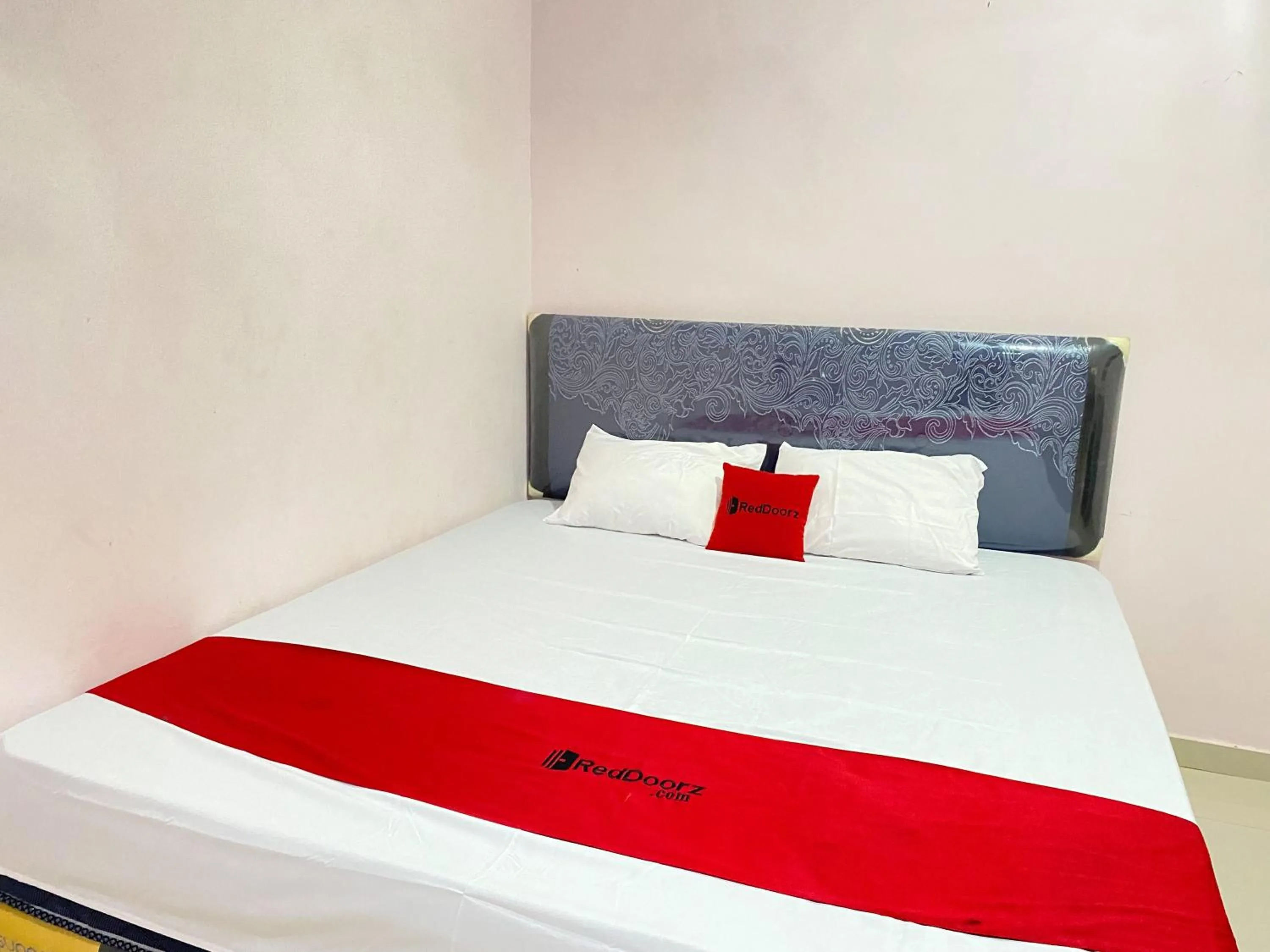 Bed in RedDoorz At Homestay Madu Makassar
