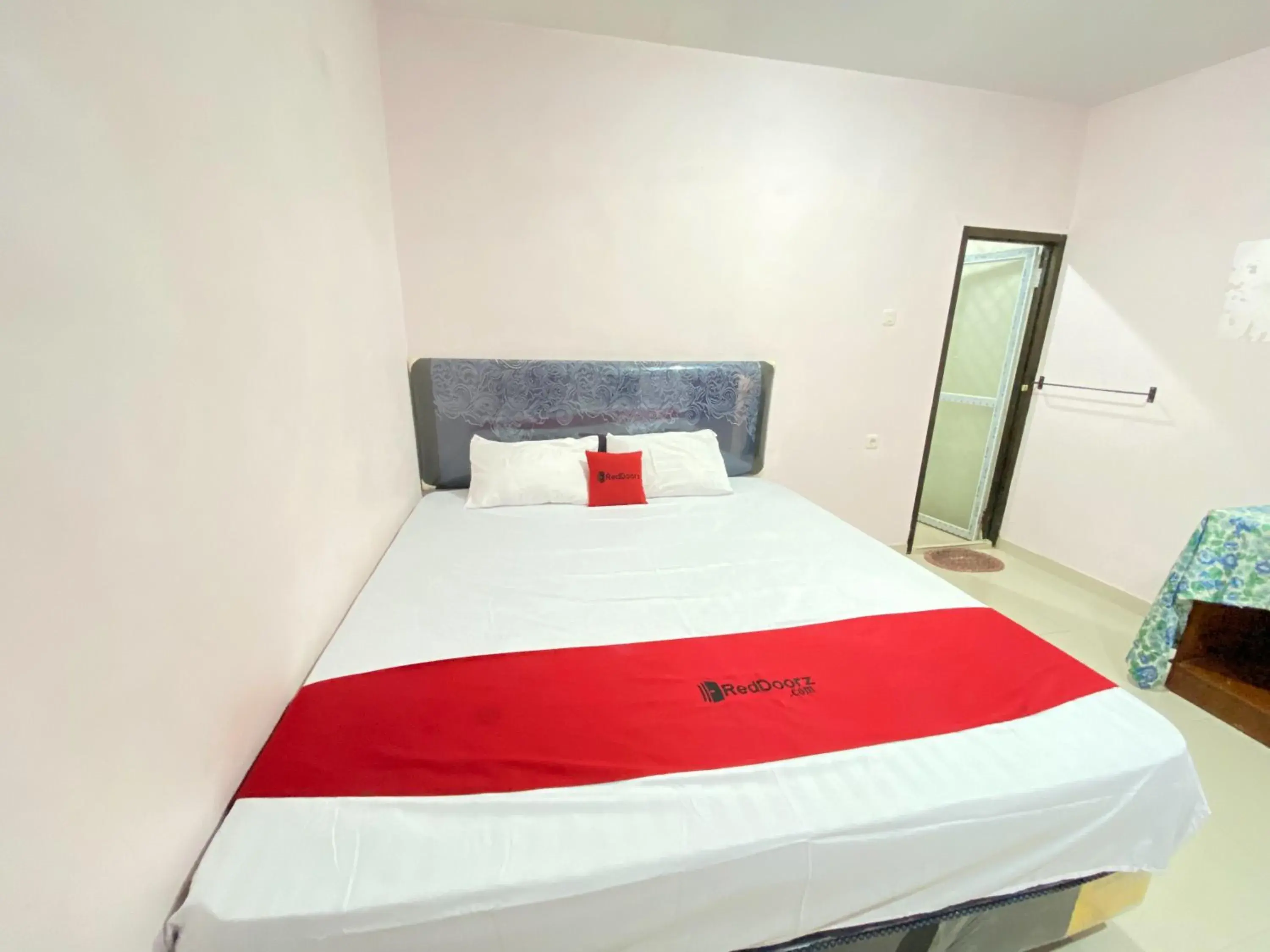 Bed in RedDoorz At Homestay Madu Makassar Bed in RedDoorz At Homestay Madu Makassar