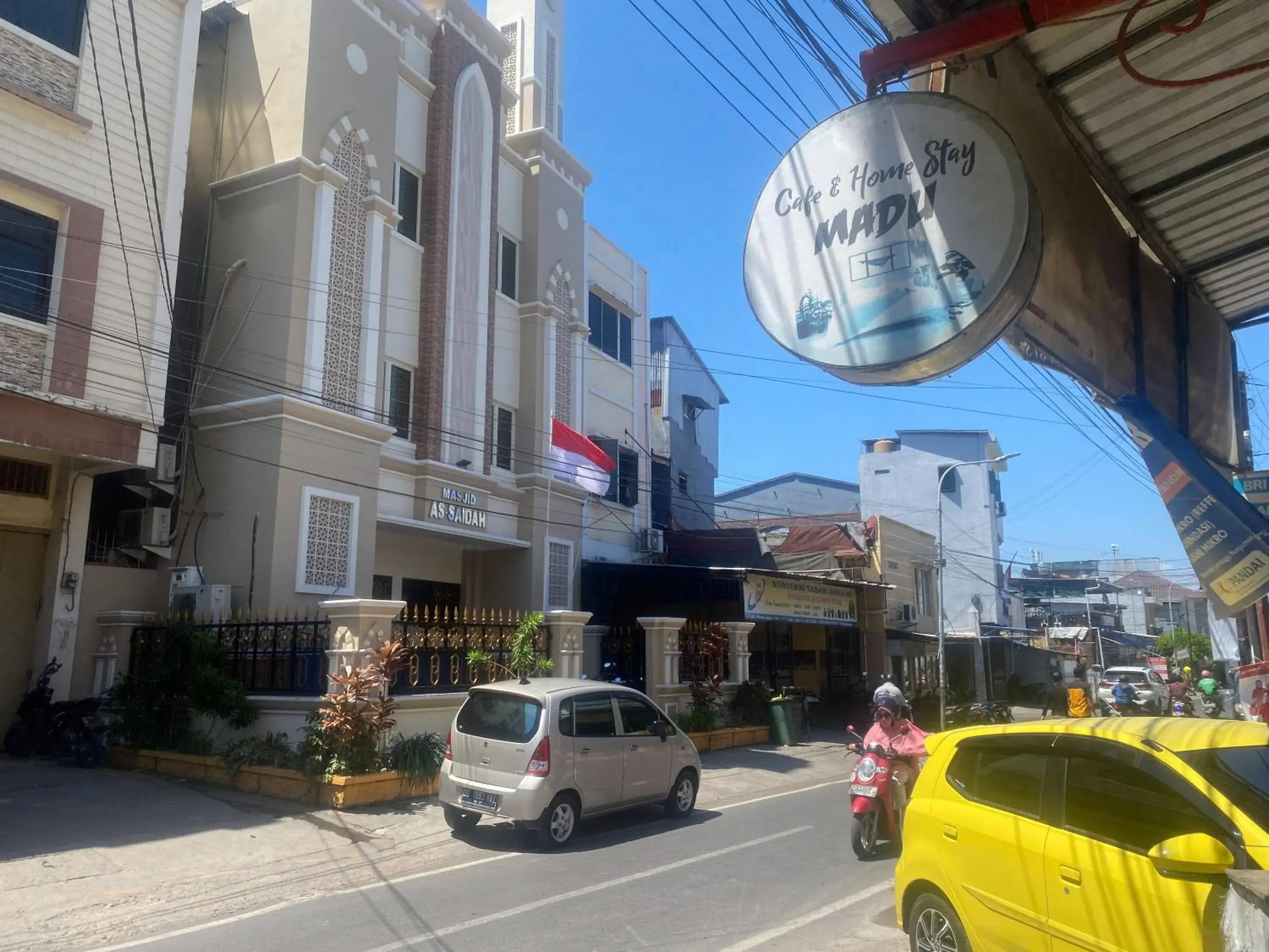 Property building in RedDoorz At Homestay Madu Makassar Property building in RedDoorz At Homestay Madu Makassar