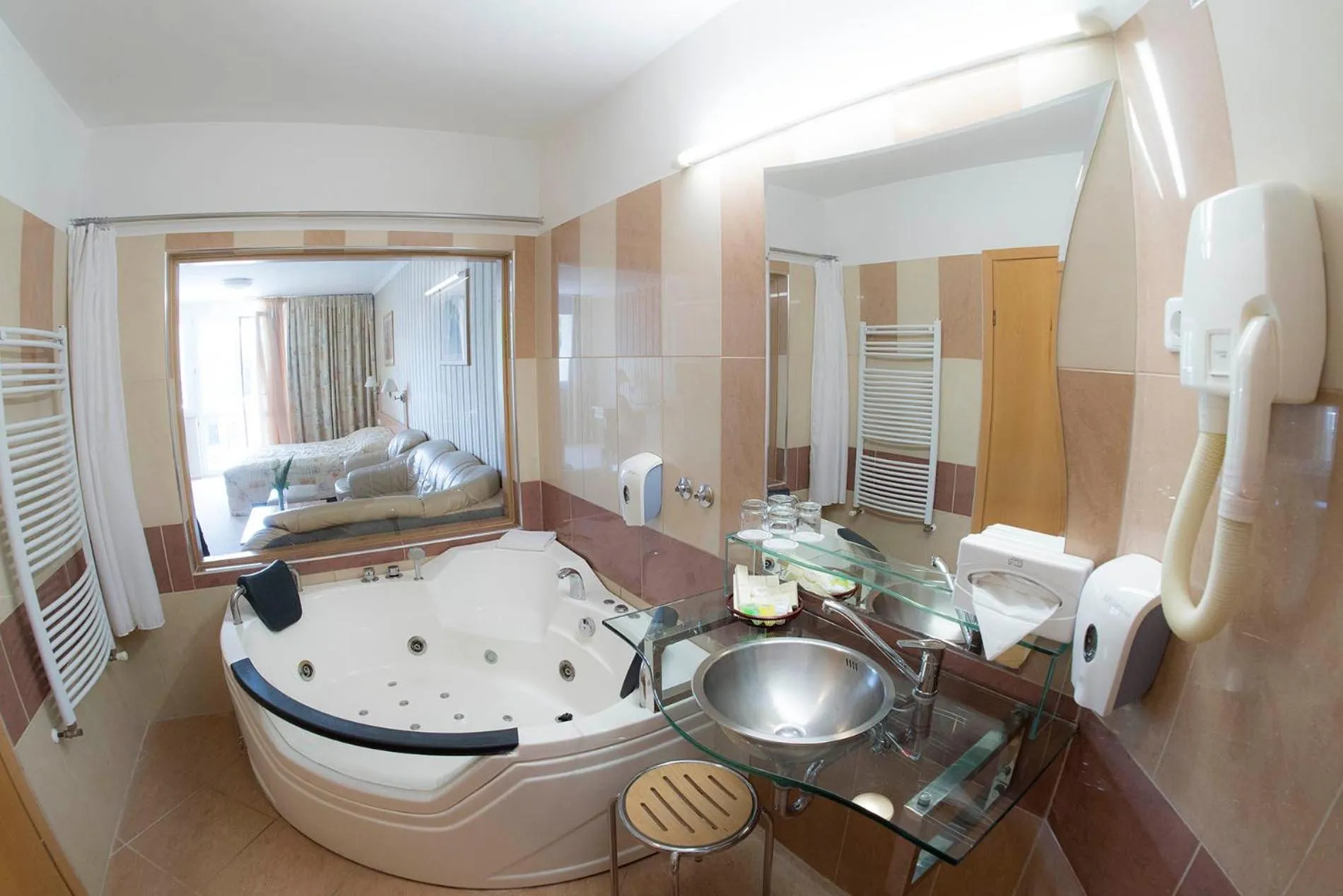 Hot Tub, Bed in MenDan Magic Spa & Wellness Hotel