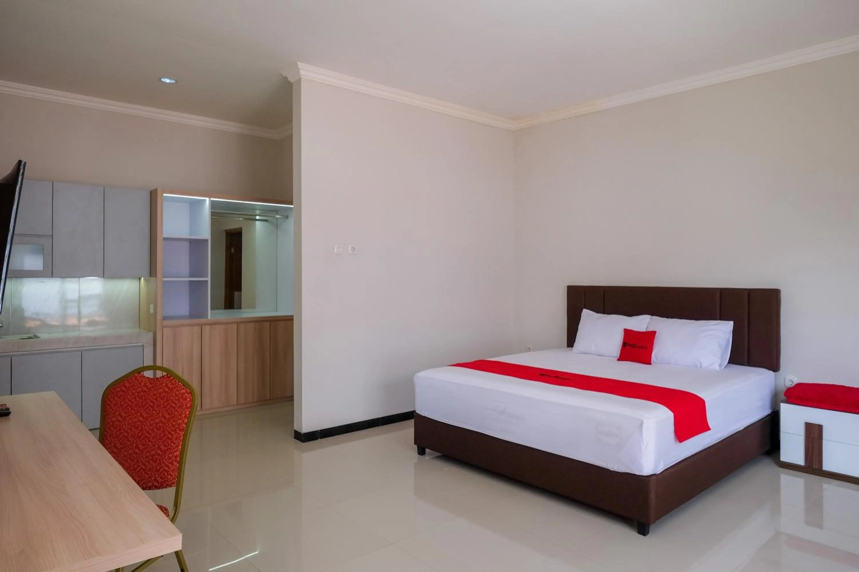 Bedroom in RedDoorz Syariah near Solo Paragon Mall 2