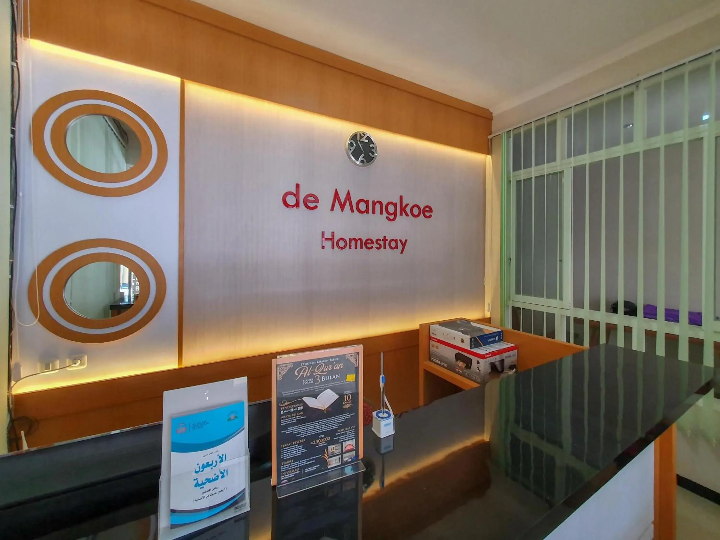 Lobby or reception in RedDoorz Syariah near Solo Paragon Mall 2 Lobby or reception in RedDoorz Syariah near Solo Paragon Mall 2