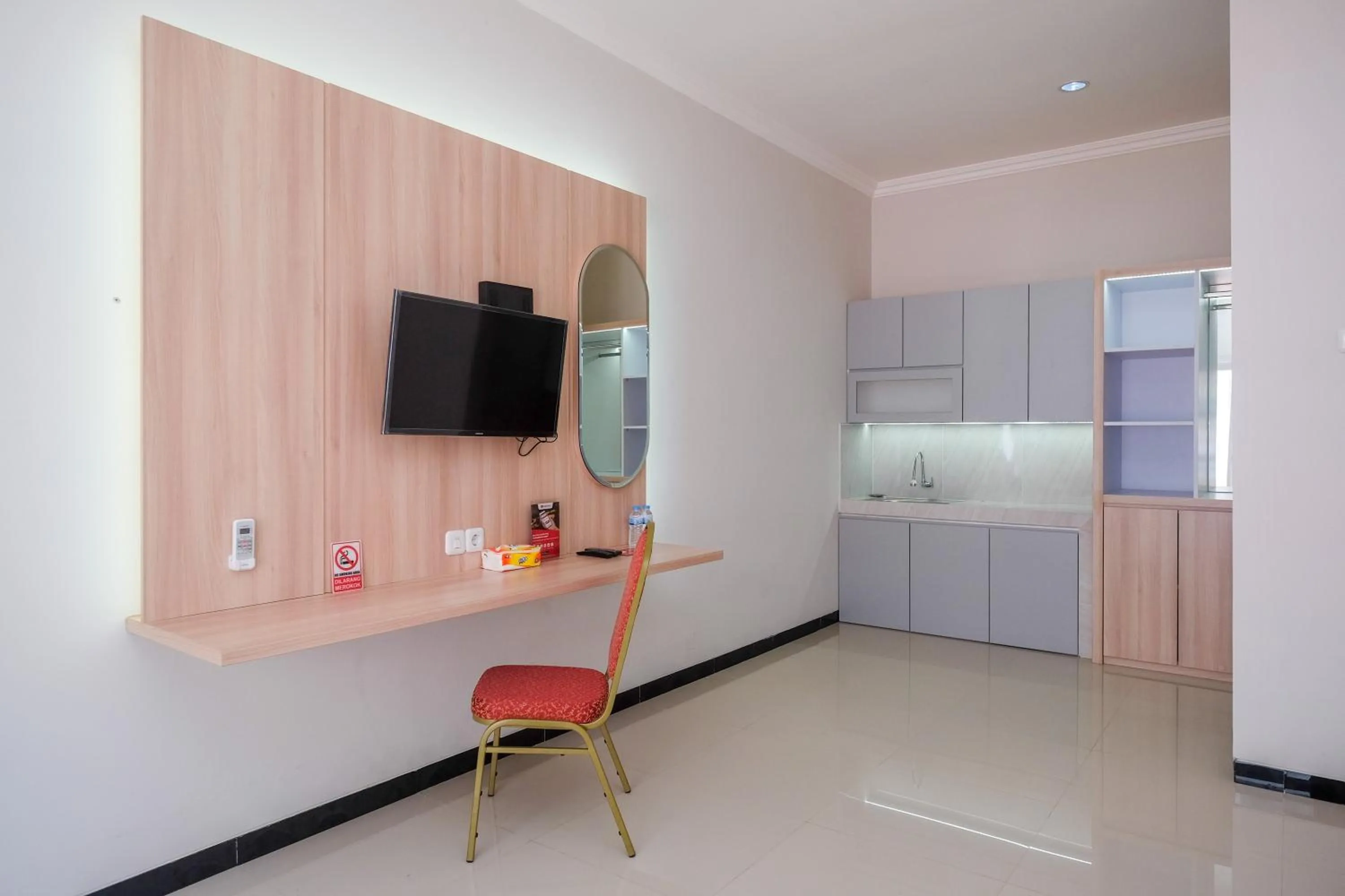 wardrobe in RedDoorz Syariah near Solo Paragon Mall 2