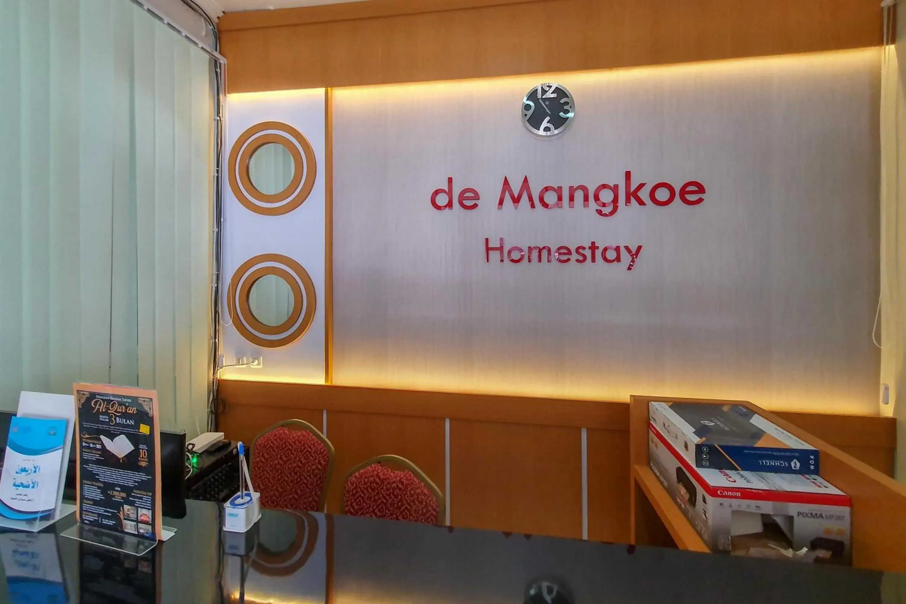 Lobby or reception in RedDoorz Syariah near Solo Paragon Mall 2 Lobby or reception in RedDoorz Syariah near Solo Paragon Mall 2