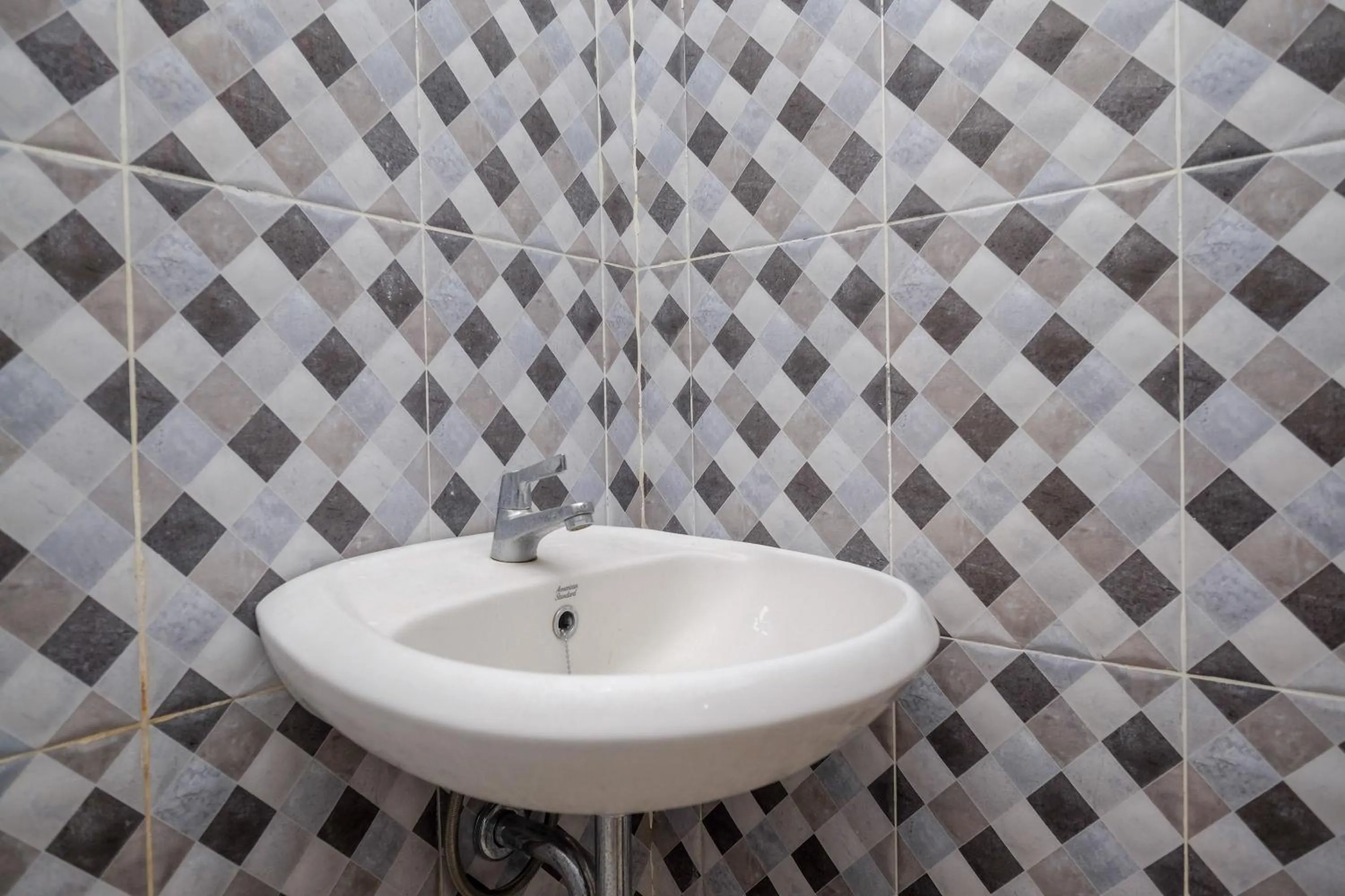 Bathroom in RedDoorz Syariah near Solo Paragon Mall 2