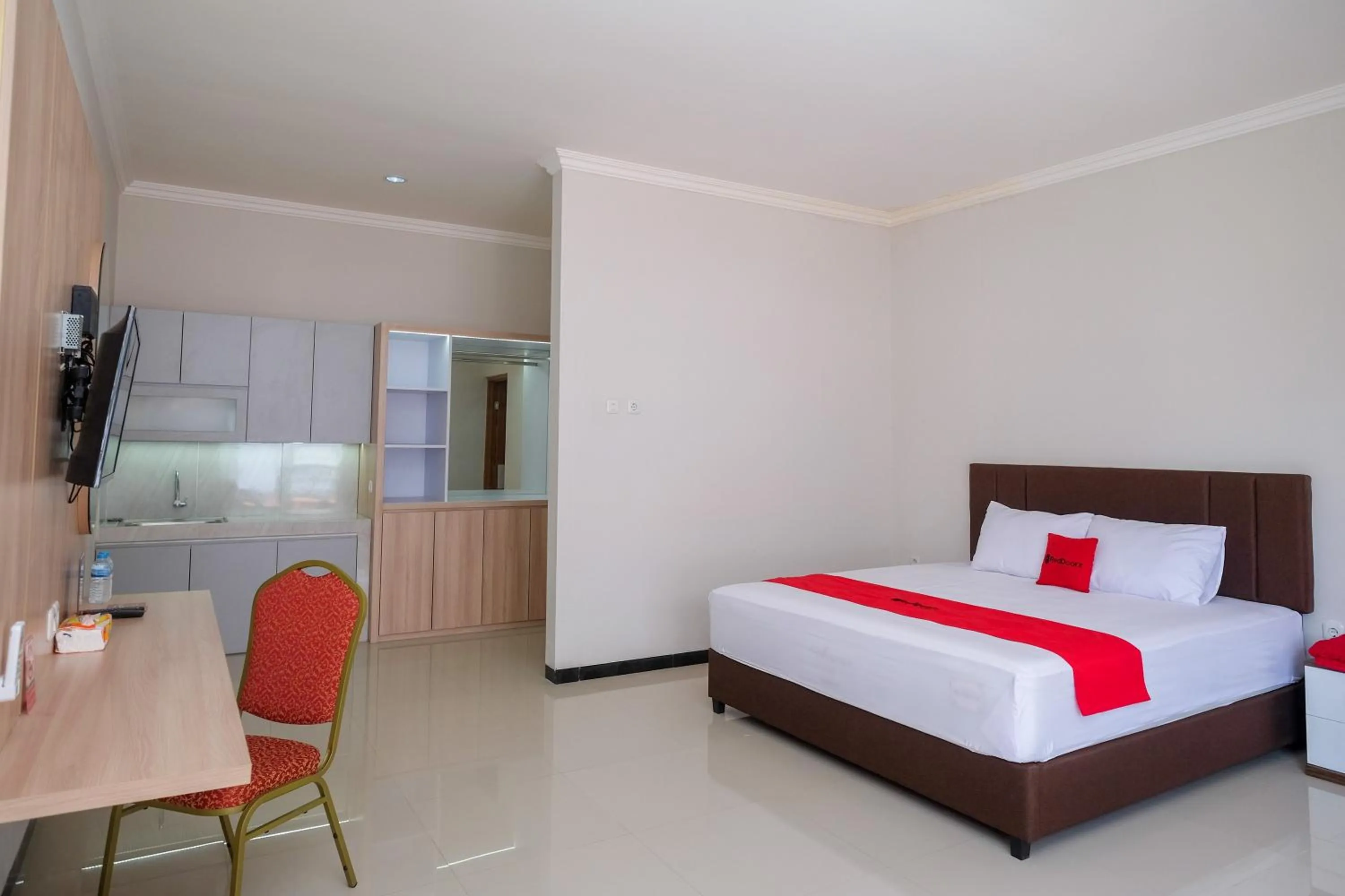 Bedroom in RedDoorz Syariah near Solo Paragon Mall 2