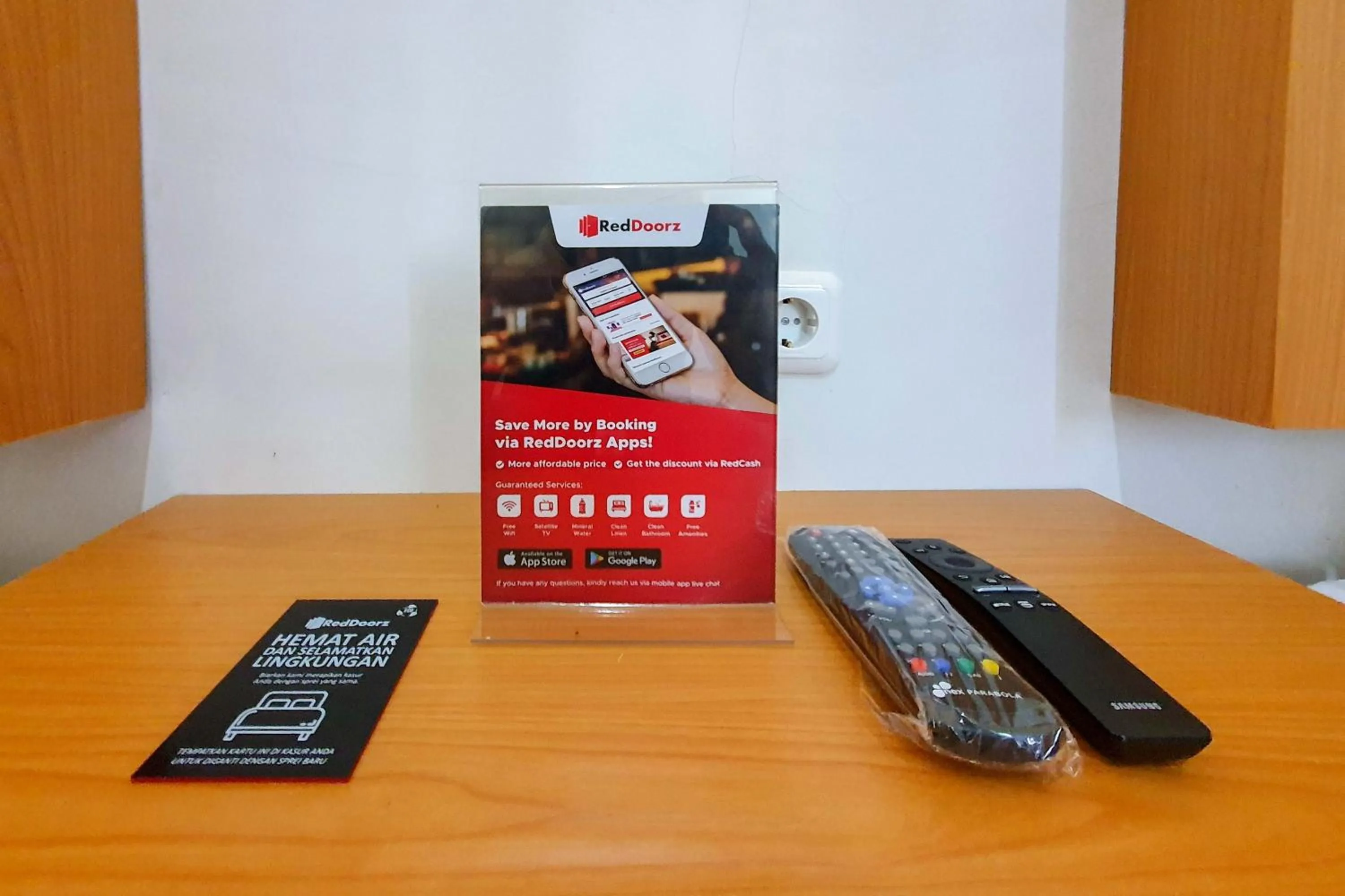 Property logo or sign in RedDoorz Syariah near Solo Paragon Mall 2