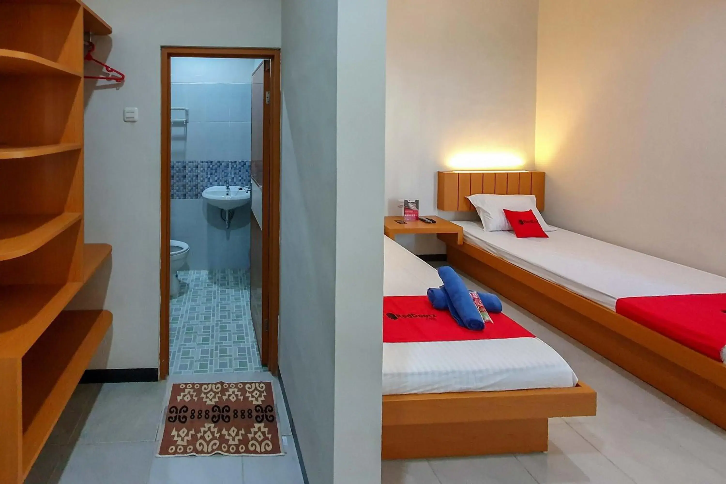 Bedroom in RedDoorz Syariah near Solo Paragon Mall 2 Bedroom in RedDoorz Syariah near Solo Paragon Mall 2