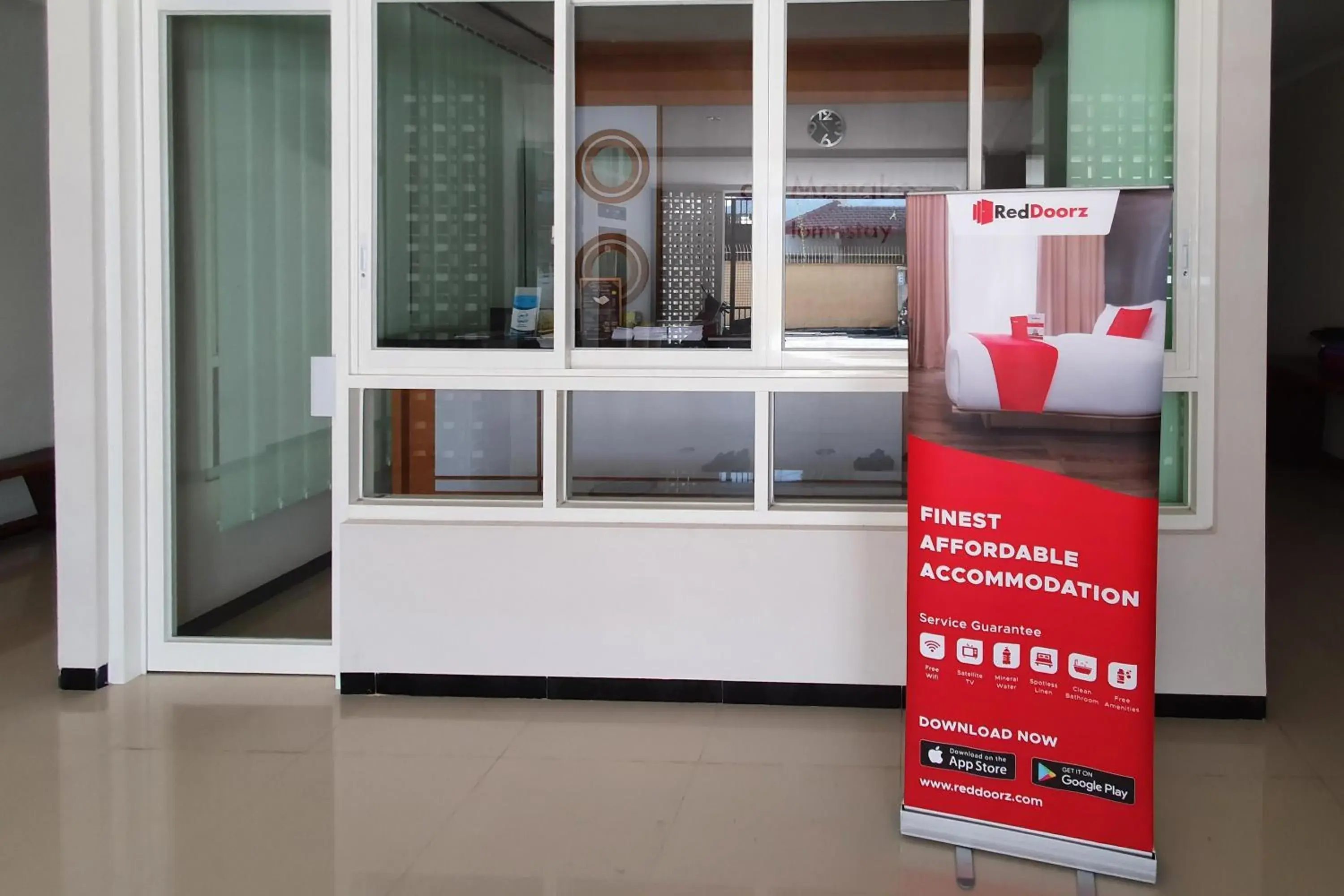 Facade/entrance in RedDoorz Syariah near Solo Paragon Mall 2 Facade/entrance in RedDoorz Syariah near Solo Paragon Mall 2