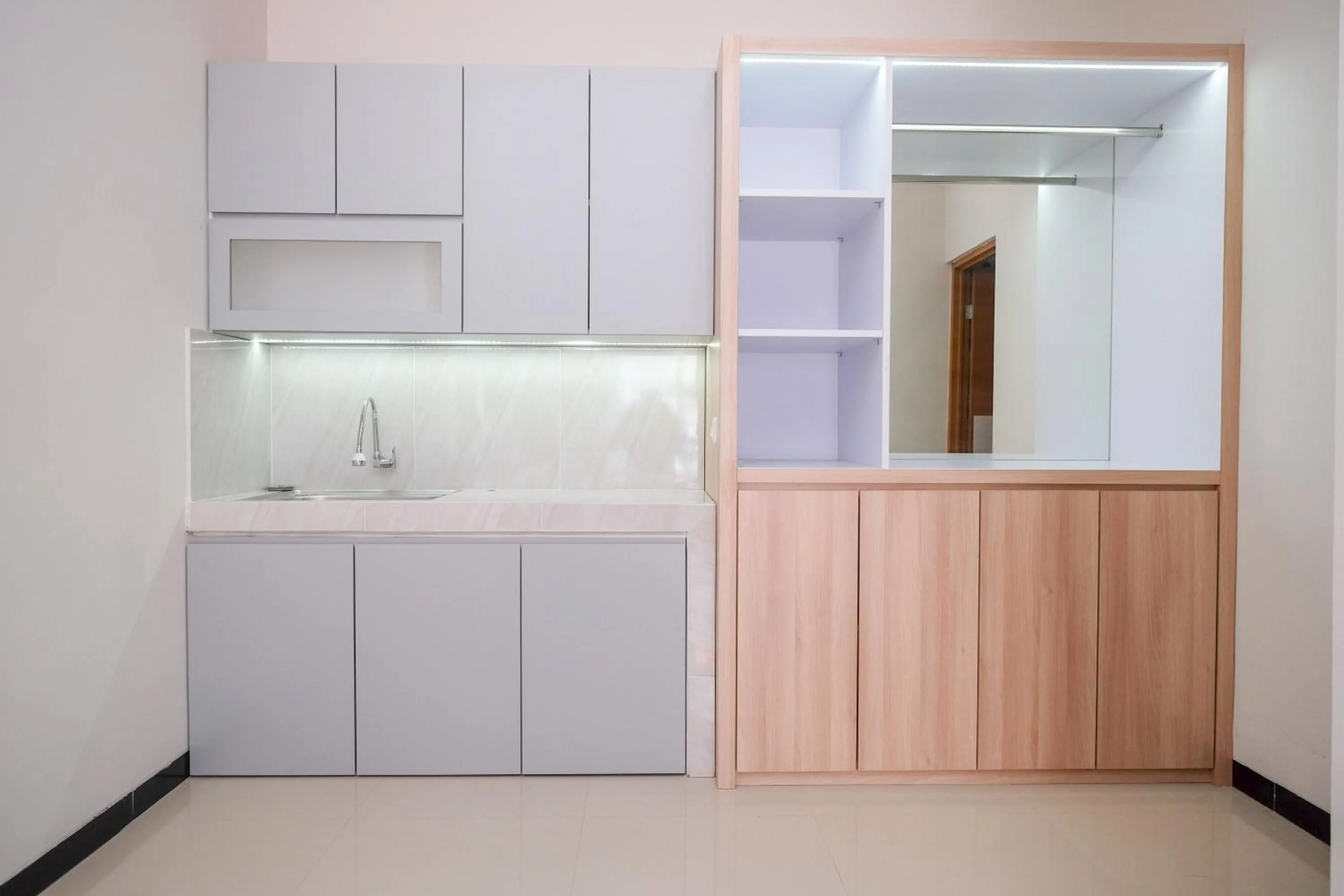 Kitchen or kitchenette in RedDoorz Syariah near Solo Paragon Mall 2