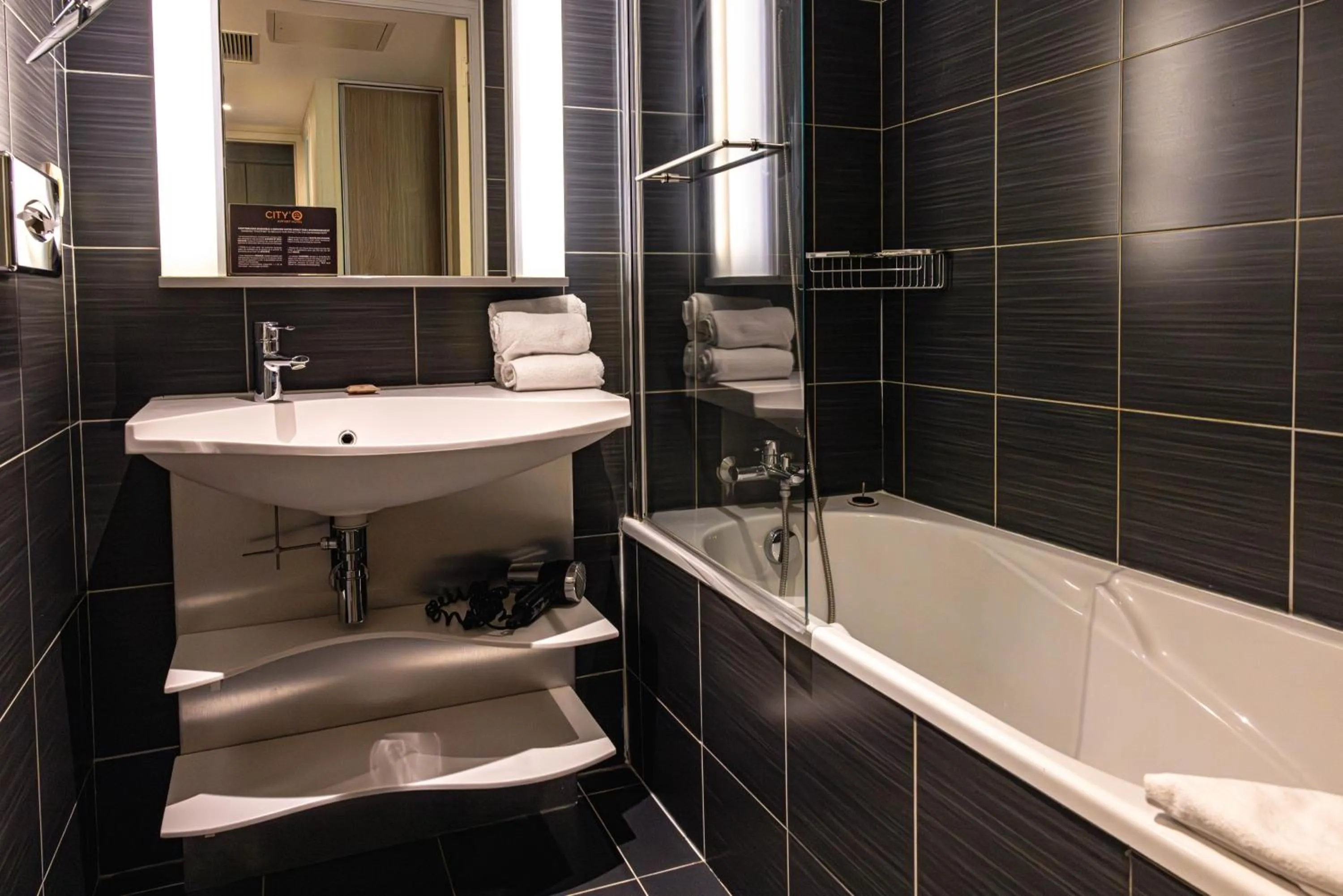 Bathroom in B&B HOME Caen Centre Gare