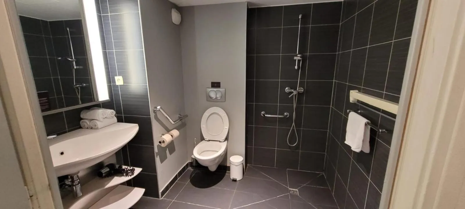 Shower in City'O apparthotel