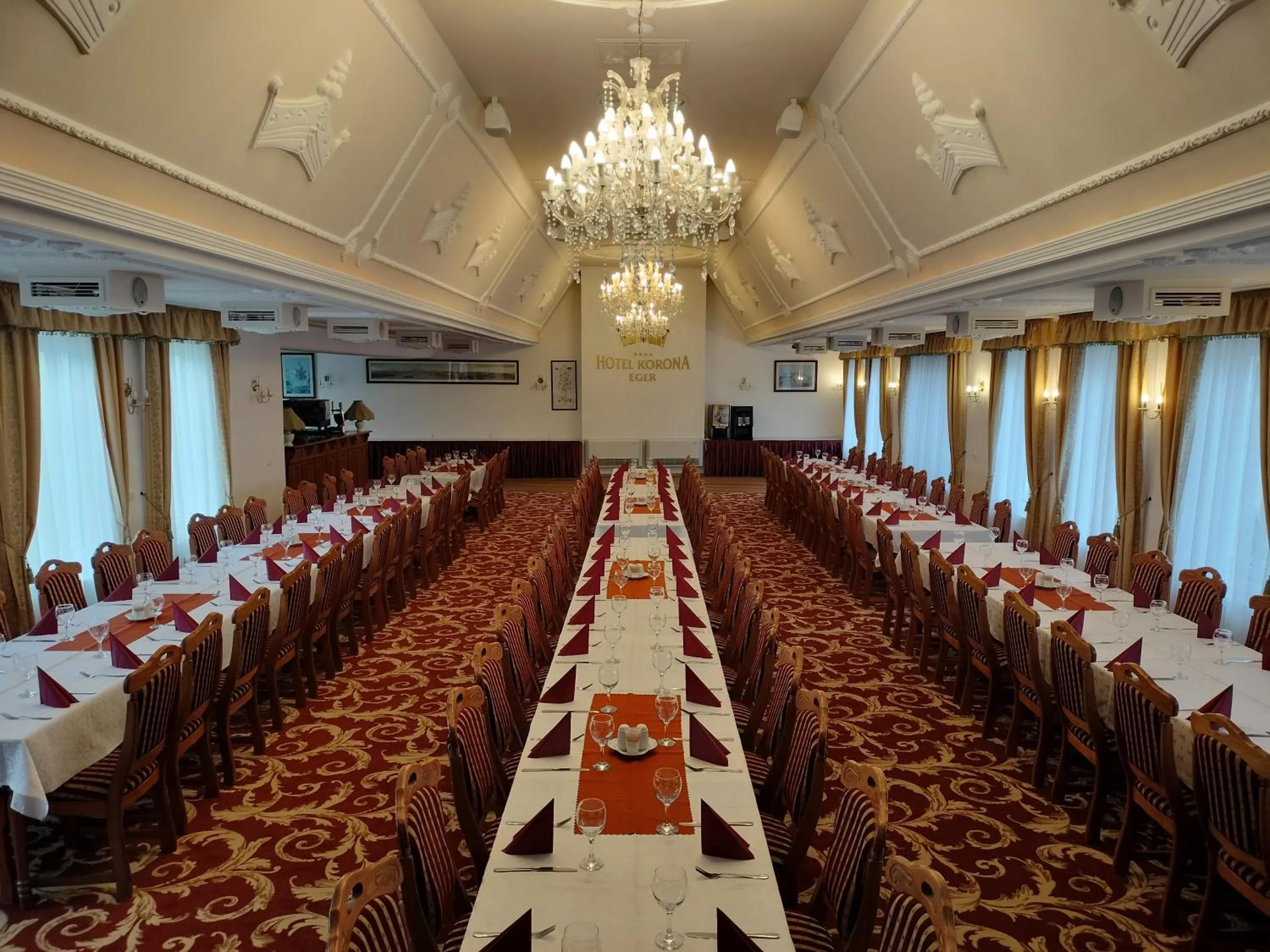 Restaurant/places to eat in Hotel Korona Wellness, Rendezvény és Borszálloda